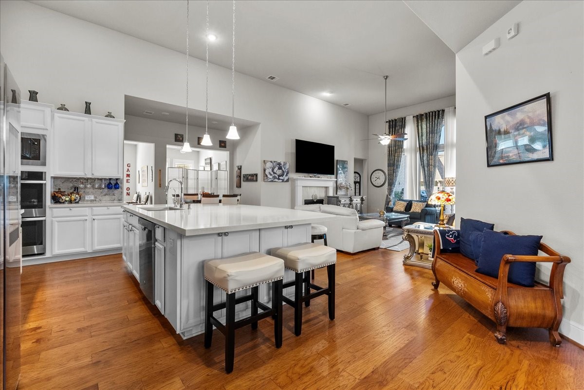 Chef's eat-in island kitchen features 42" cabinets with crown molding, quartz countertops, and stainless steel appliances