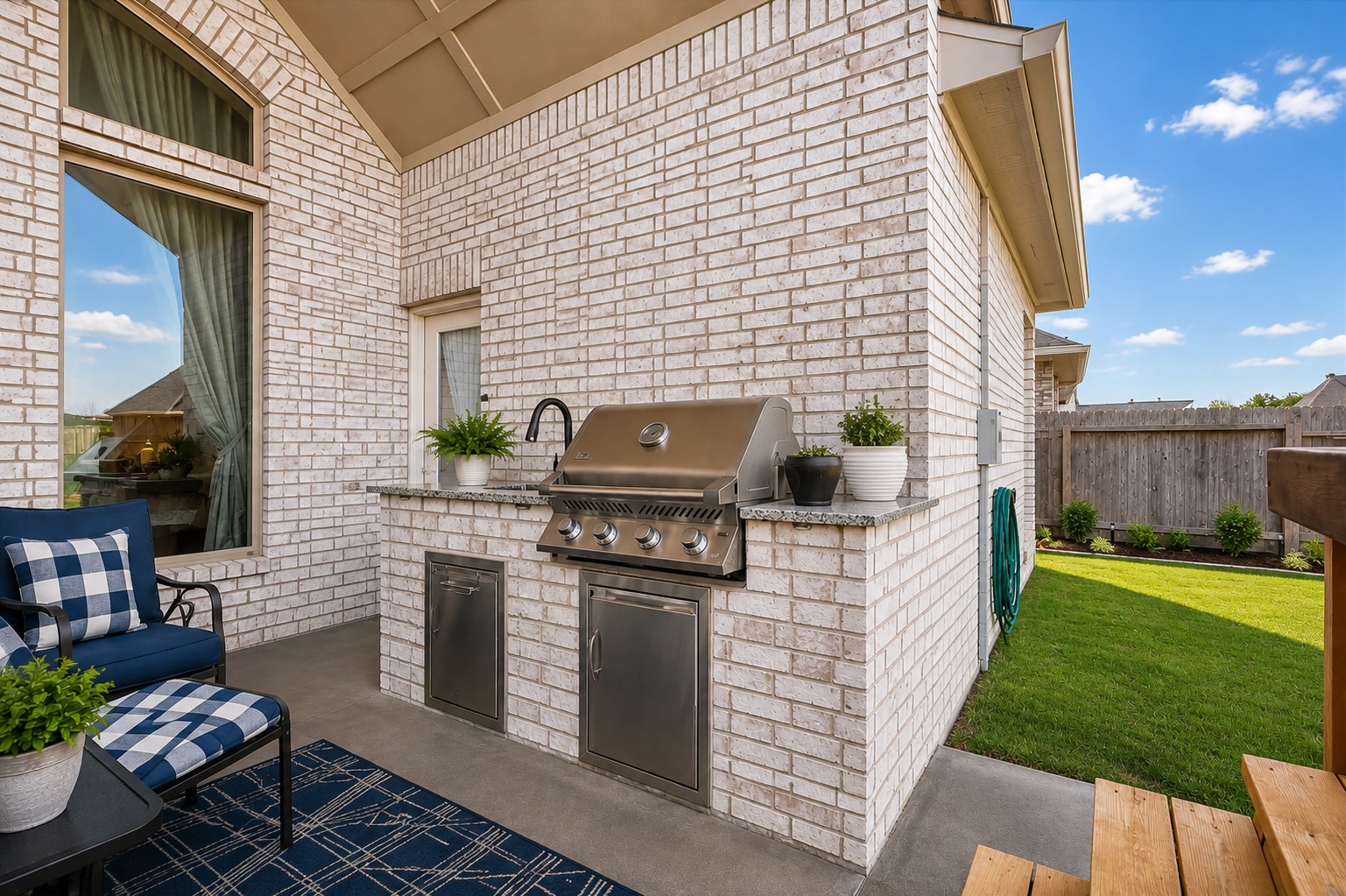 Covered patio and outdoor kitchen