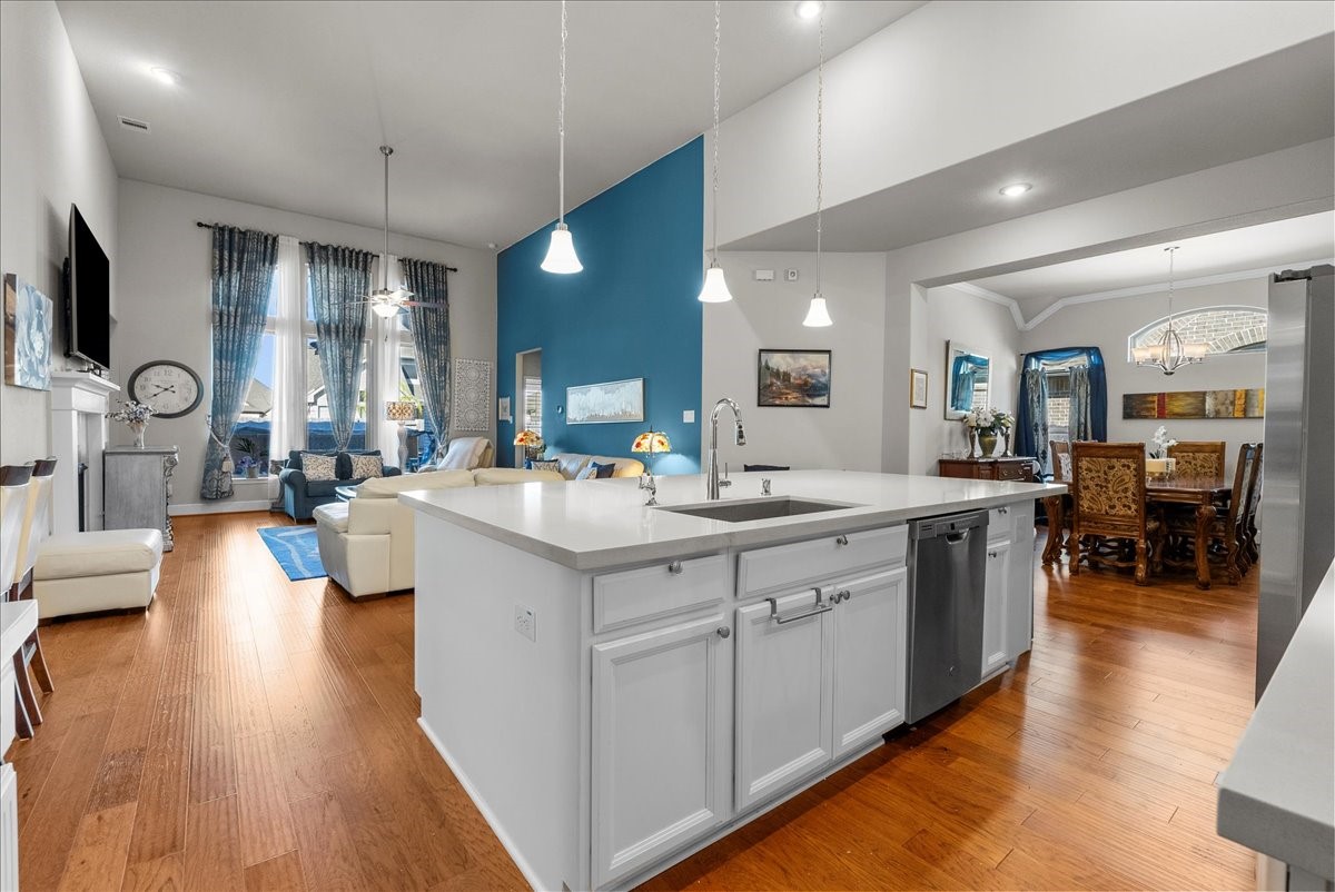 Chef's eat-in island kitchen features 42" cabinets with crown molding, quartz countertops, and stainless steel appliances