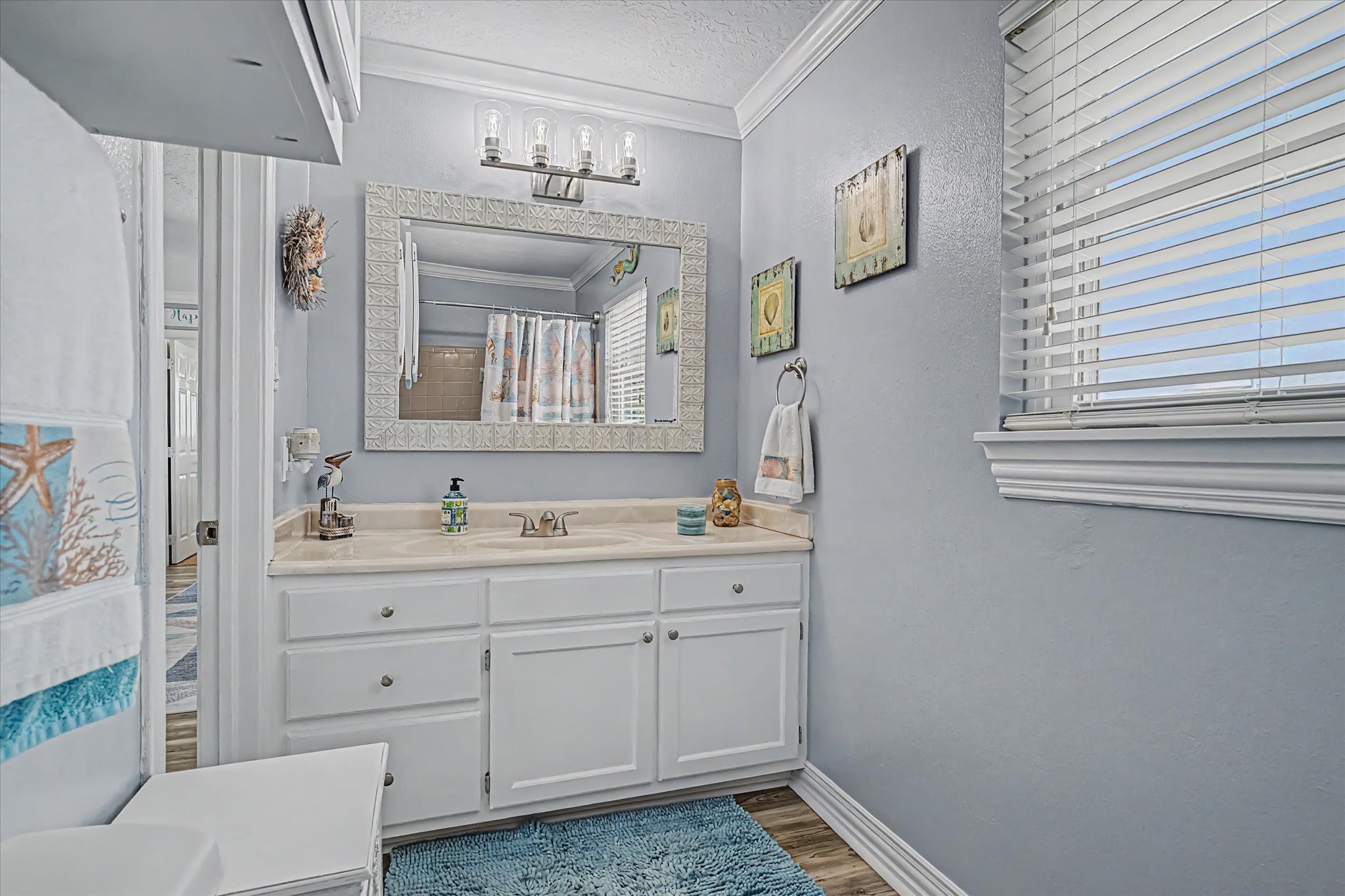 273 Barracuda Street, Bayou Vista, TX 77563