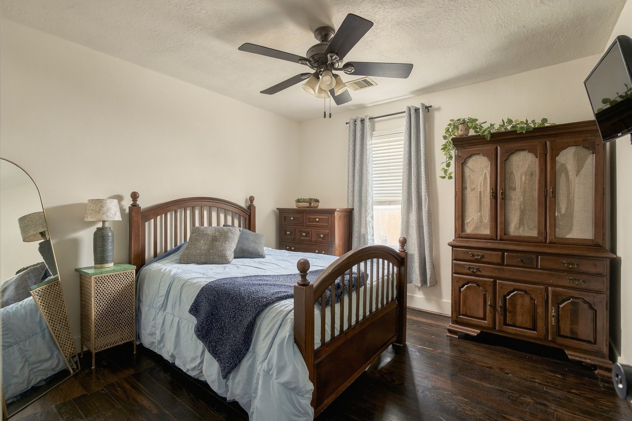 Versatile third bedroom offers additional space for guests, a nursery, home office, or hobbies. Three bedrooms provide flexibility within this manageable Inner Loop Houston home.