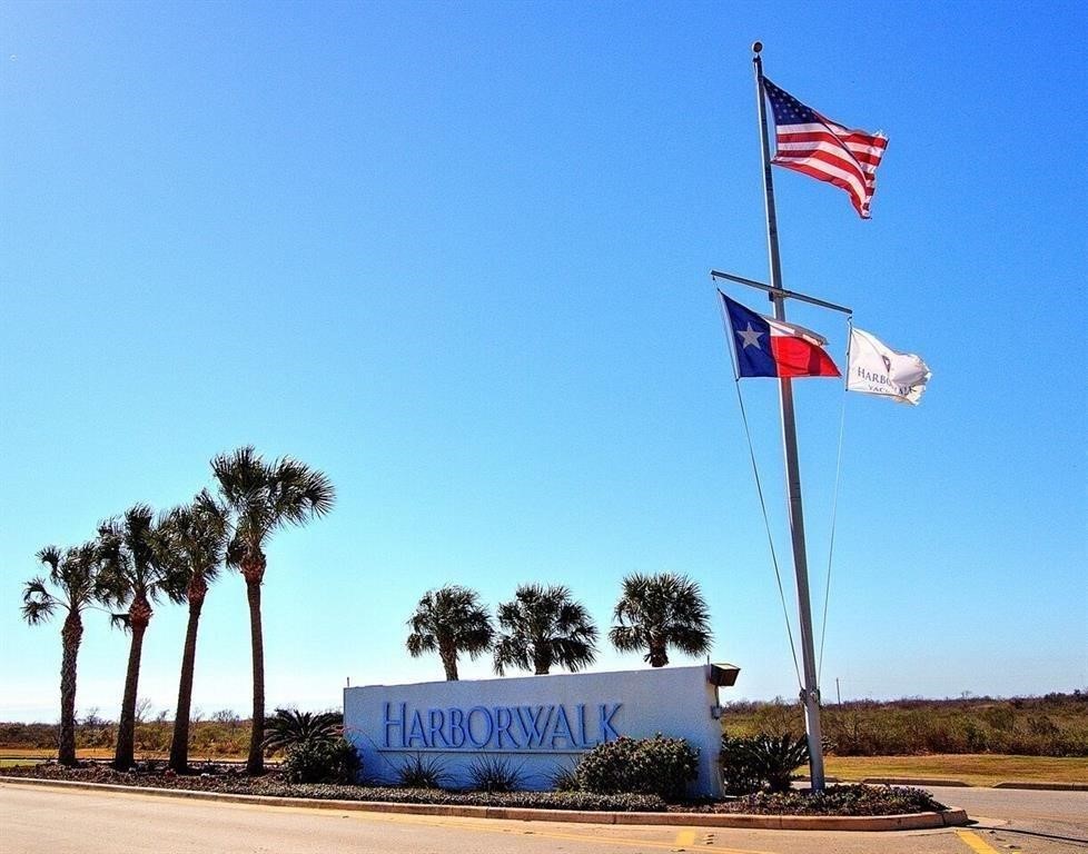 6 Half Moon, Hitchcock, TX 77563