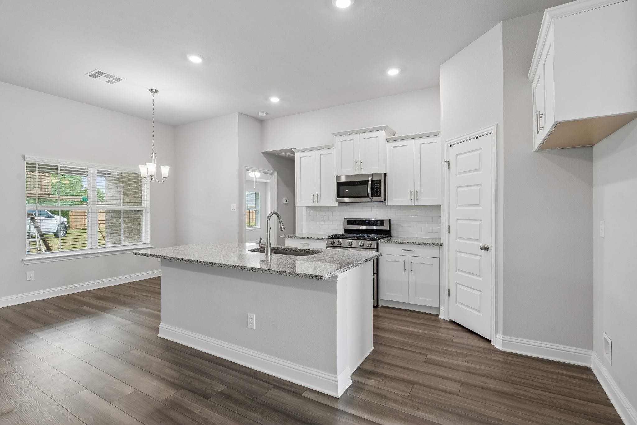 10 Gemstone Court, Angleton, TX 77515