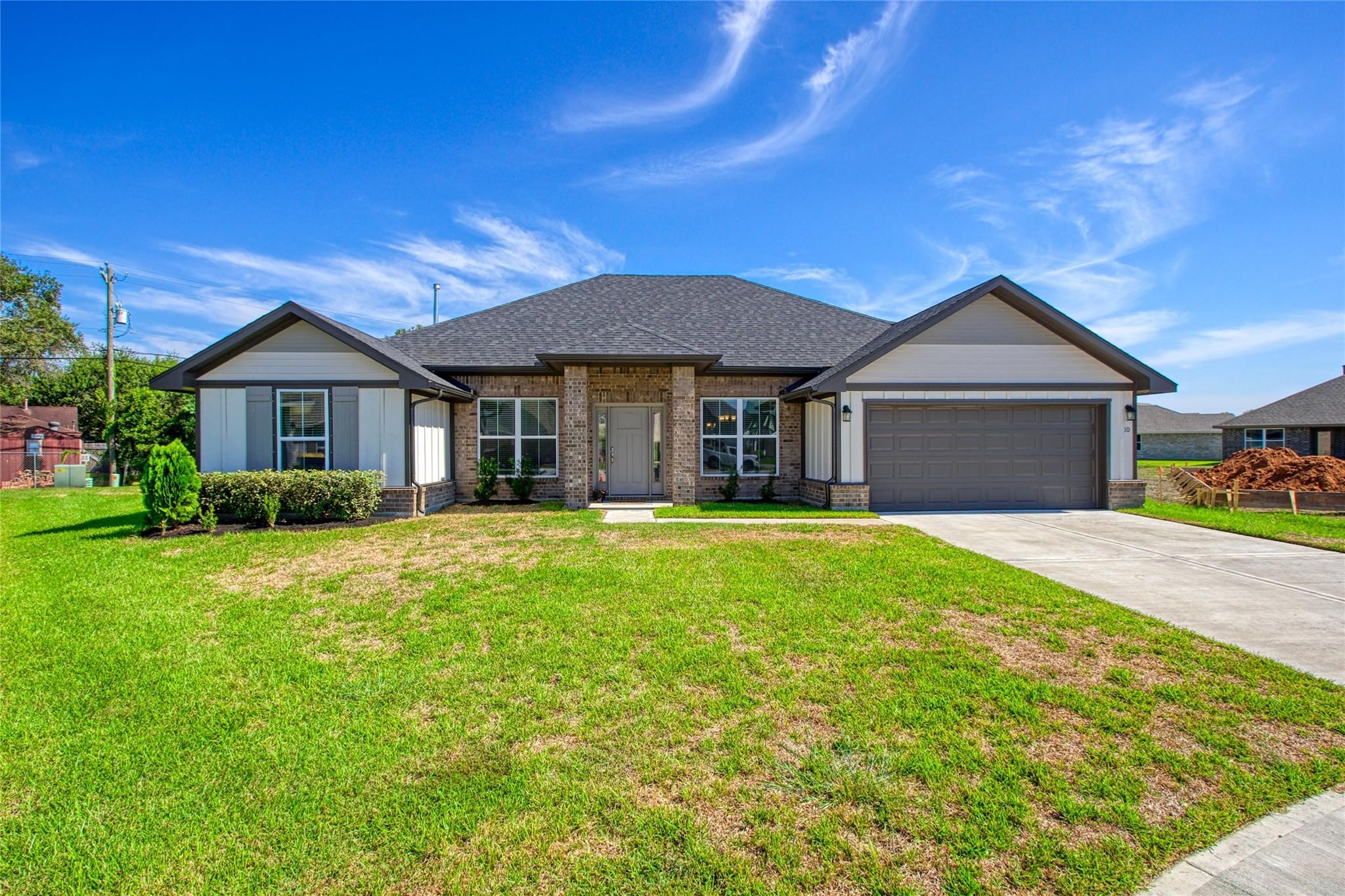 10 Gemstone Court, Angleton, TX 77515