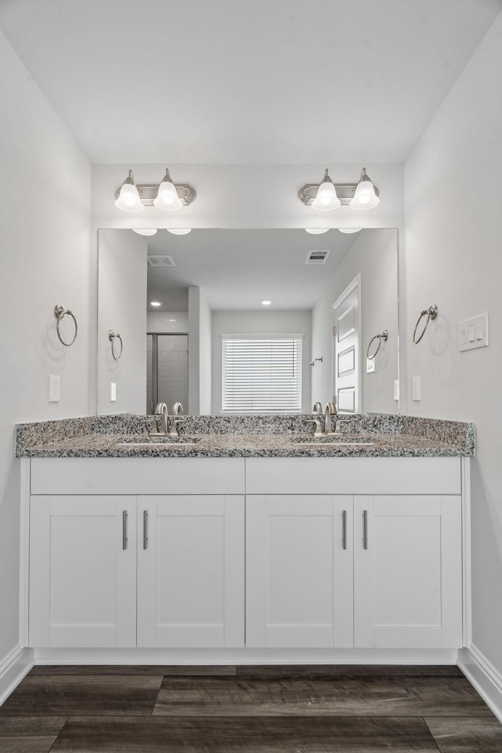 10 Gemstone Court, Angleton, TX 77515