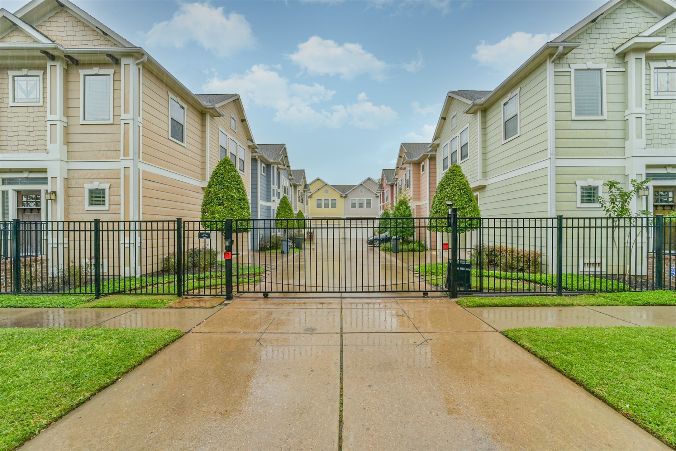 Gated complex with lots of guest parking!