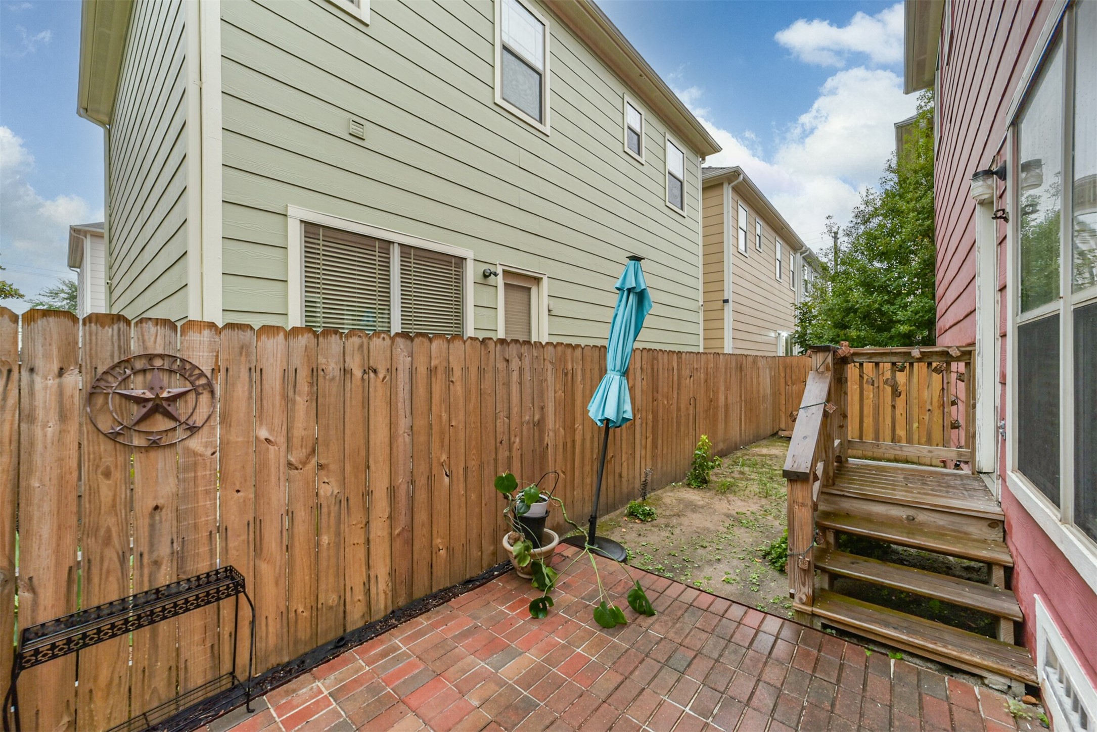 Another view of the fully fenced yard space!