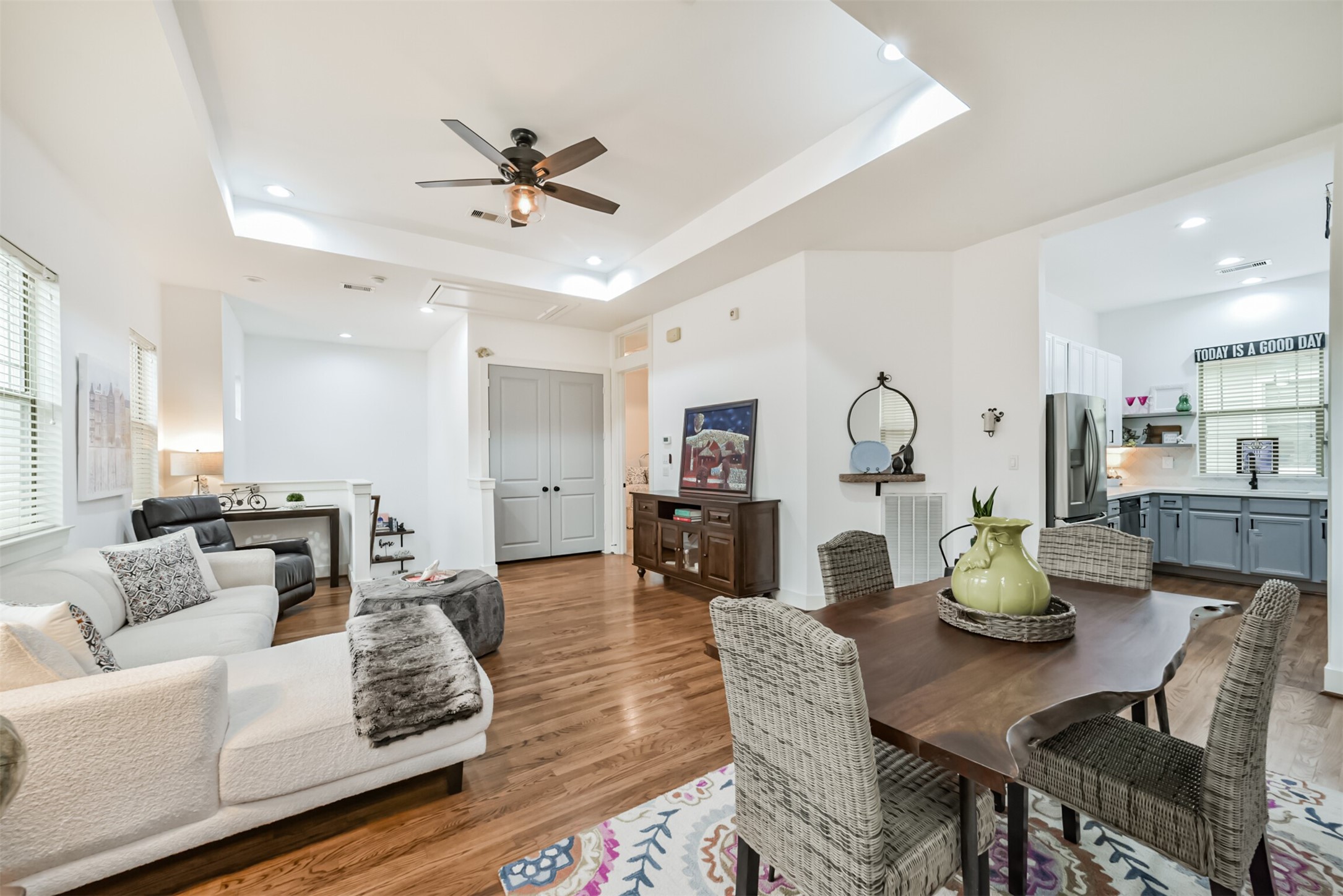 Wonderful open floor plan! Perfect for entertaining!