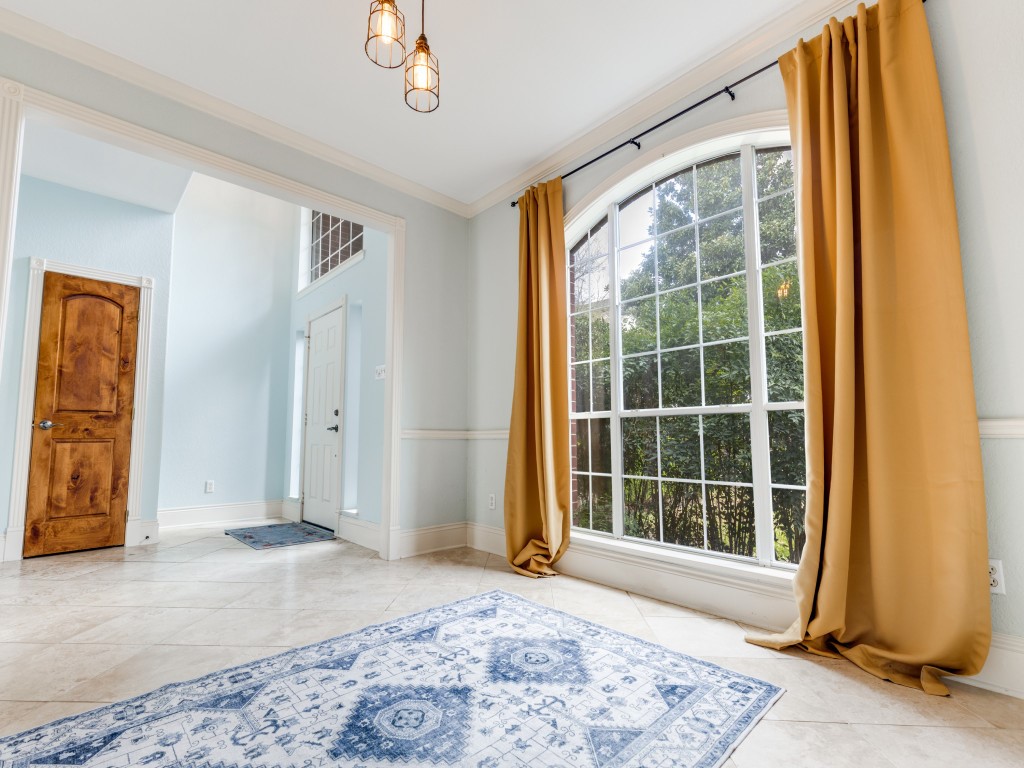 Bright and inviting room with large arched window, allowing plenty of natural light. This room can be used as a dining room, office or sitting room. Bright and inviting room with large arched window, allowing plenty of natural light. This room can be used as a dining room, office or sitting room.