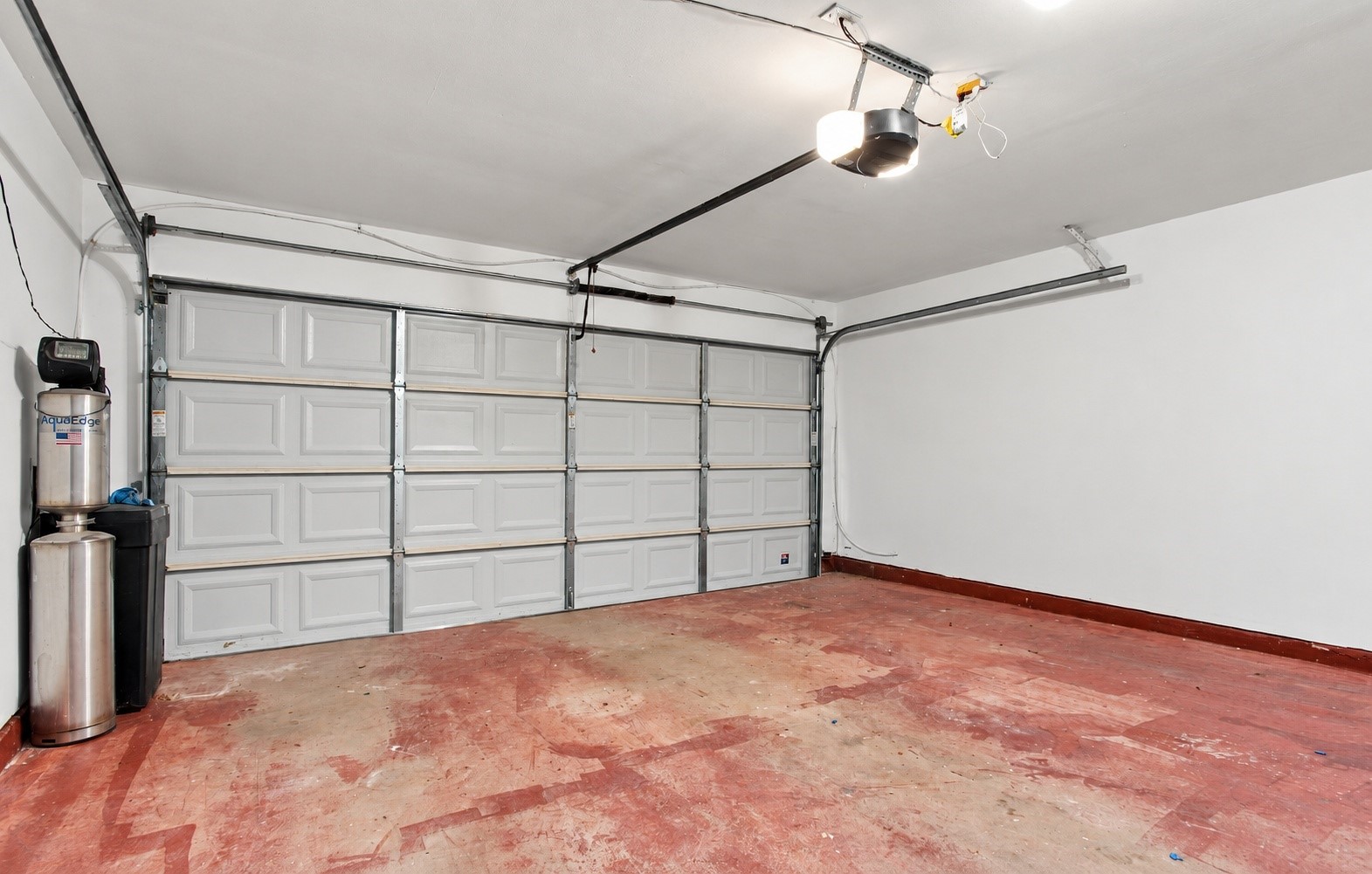 The home has a AquaEdge water filtration located in the garage!