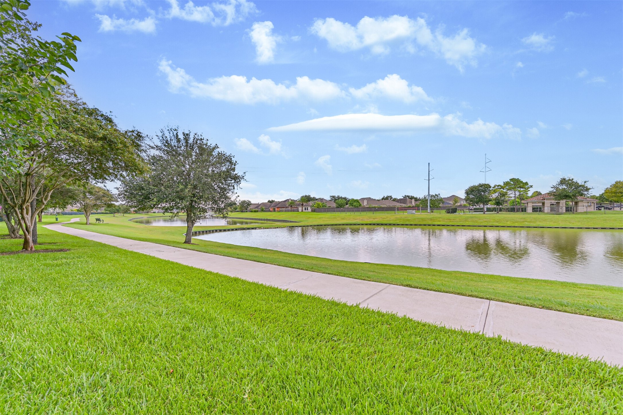 880 Shoal Pointe Lane, League City, TX 77573
