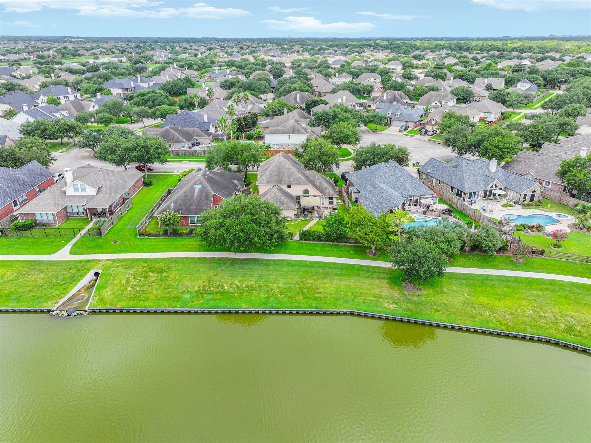 880 Shoal Pointe Lane, League City, TX 77573