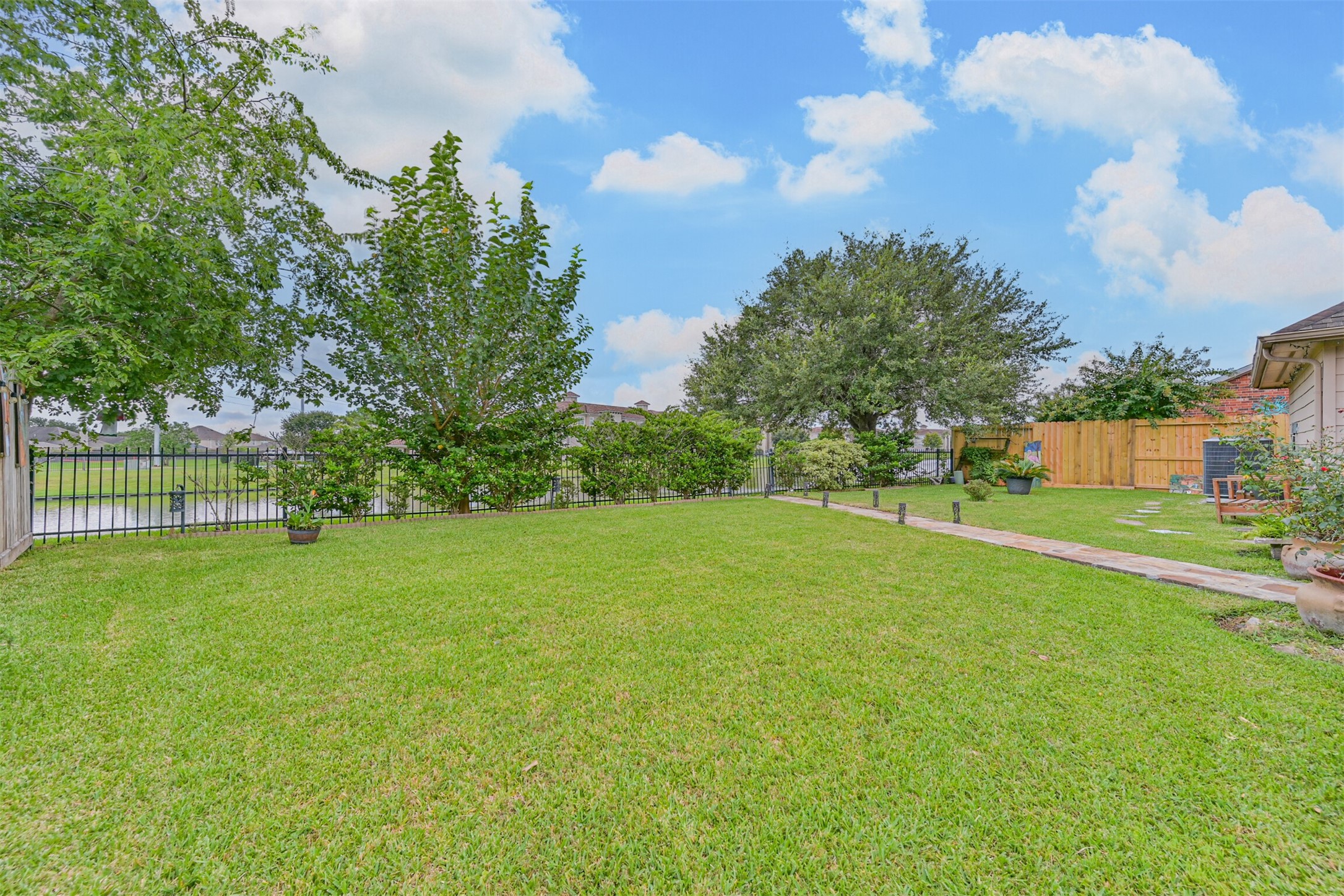 880 Shoal Pointe Lane, League City, TX 77573