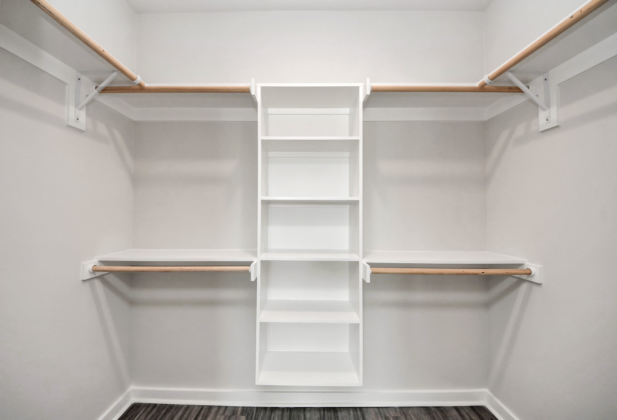 Primary Suite offers walk-closet,bath w/granite vanity&lux tub/shower.