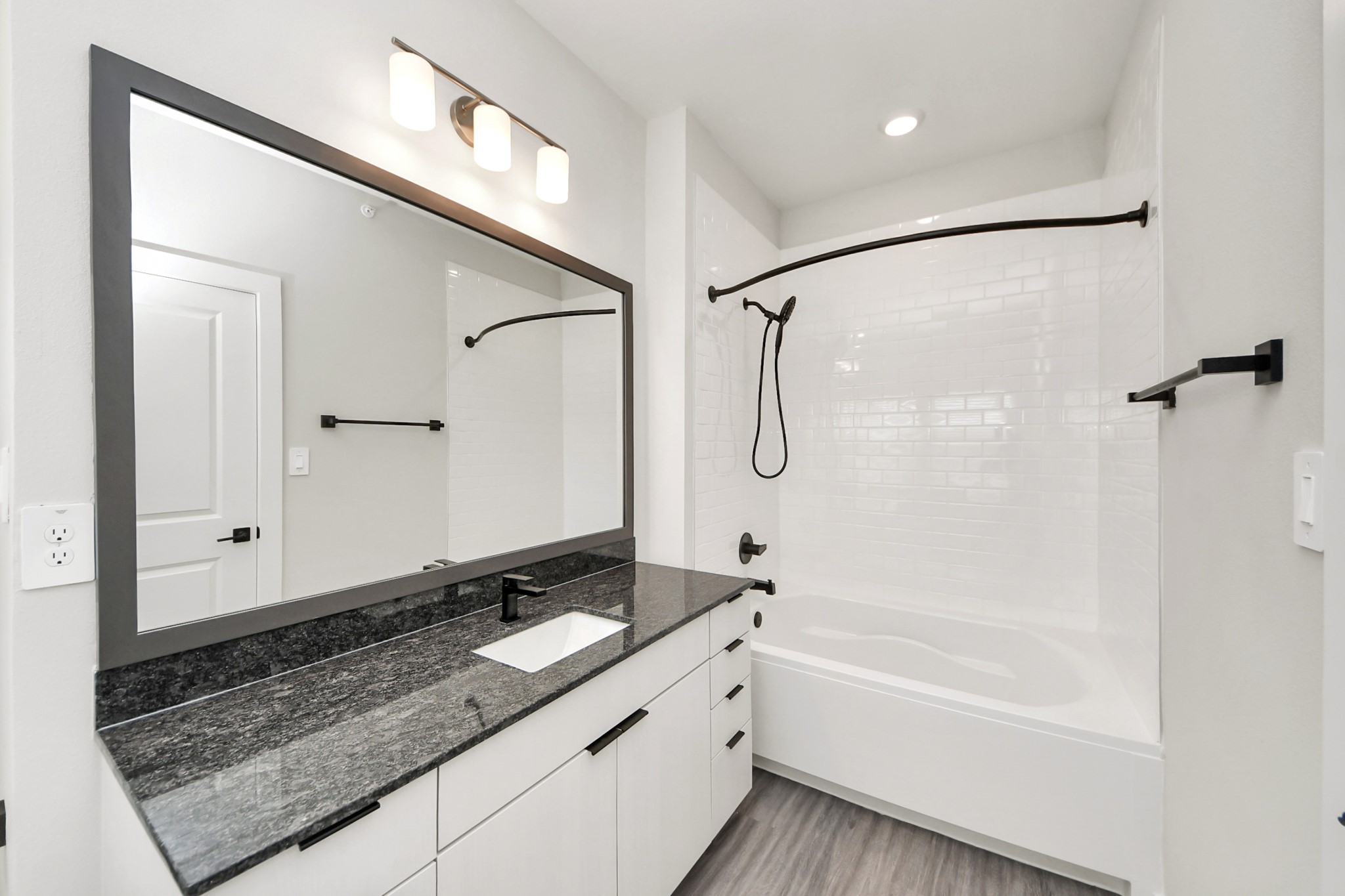 Primary Suite offers walk-closet,bath w/granite vanity&lux tub/shower.