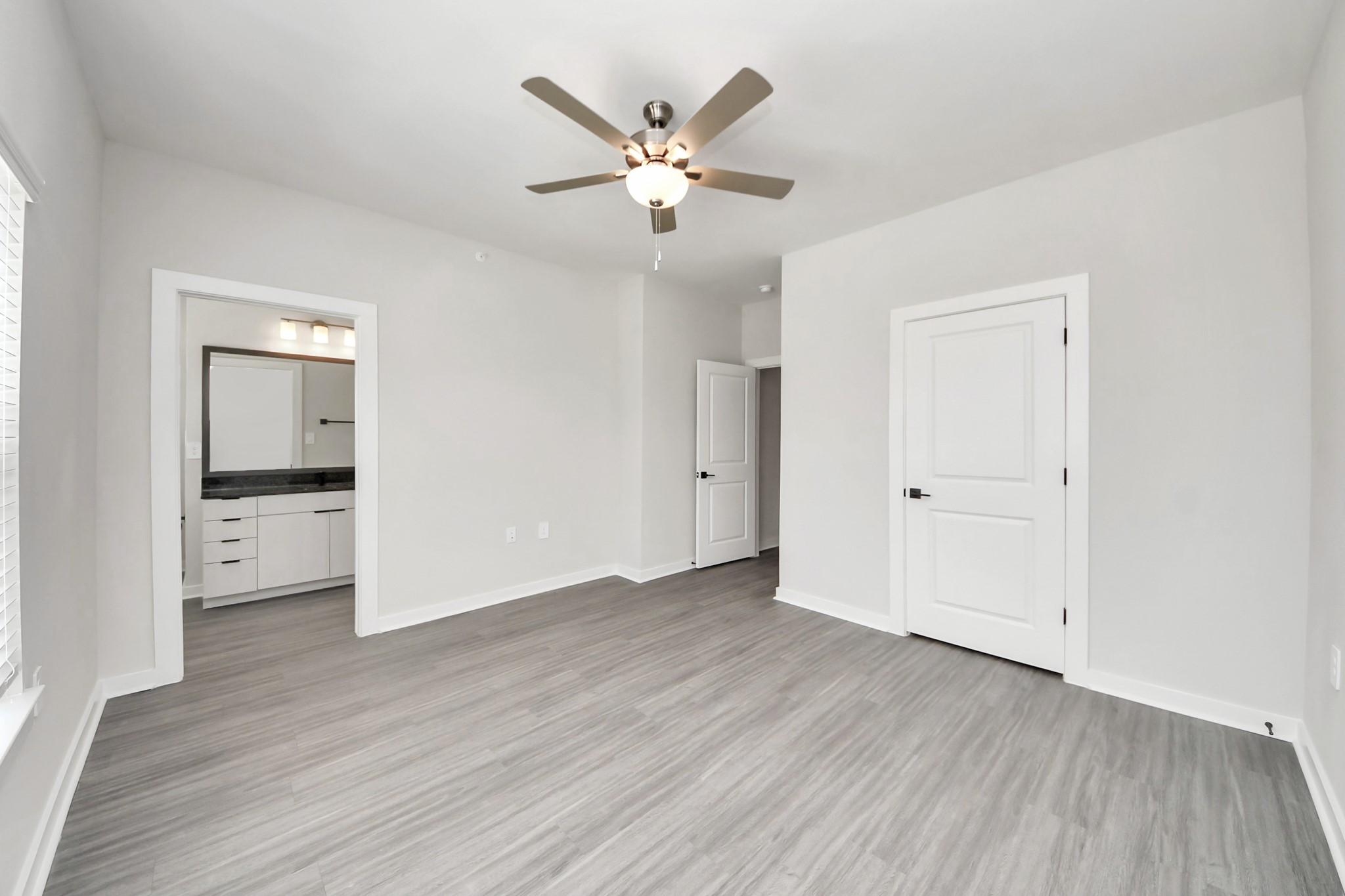 Primary Suite offers walk-closet,bath w/granite vanity&lux tub/shower.