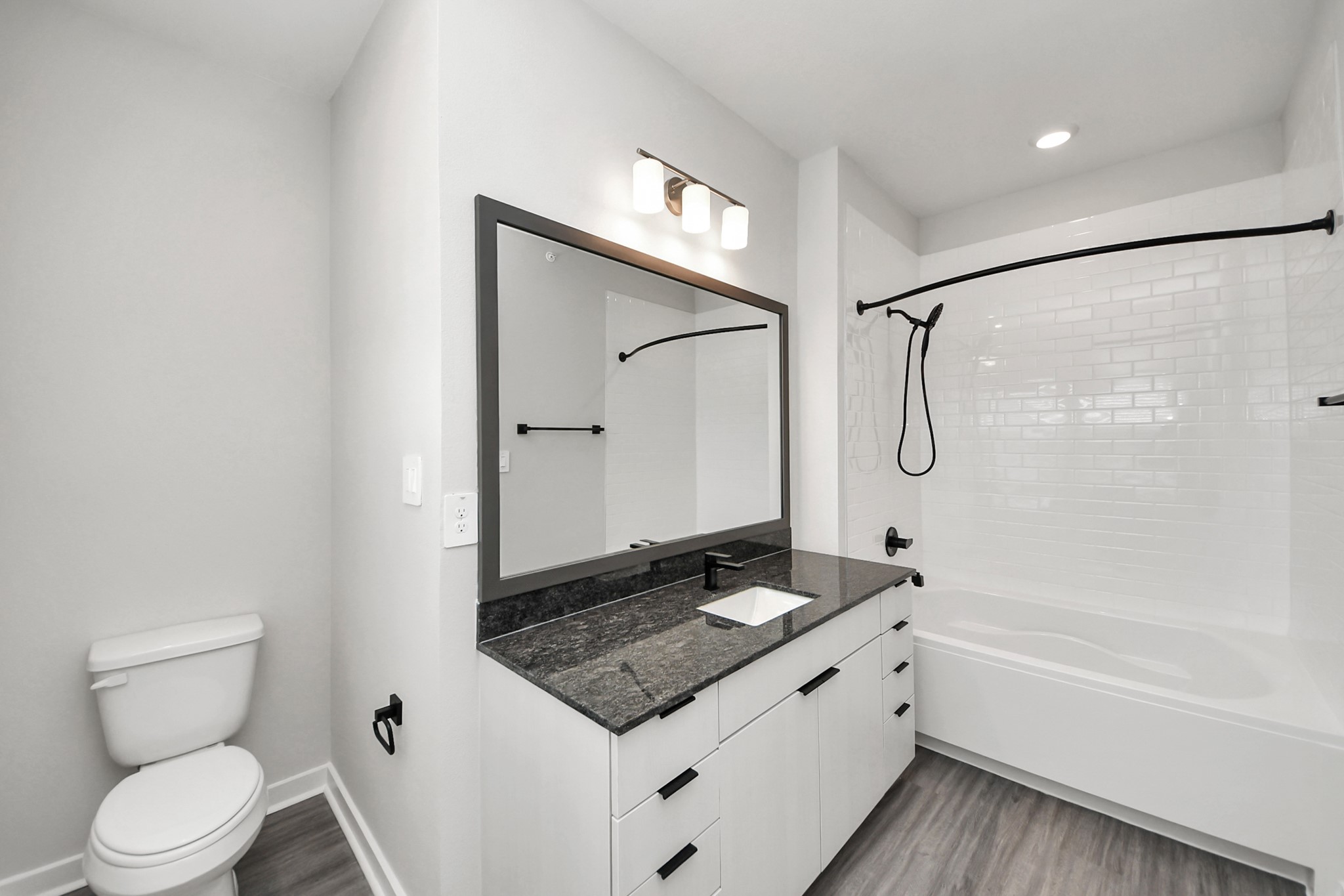 Primary Suite offers walk-closet,bath w/granite vanity&lux tub/shower.