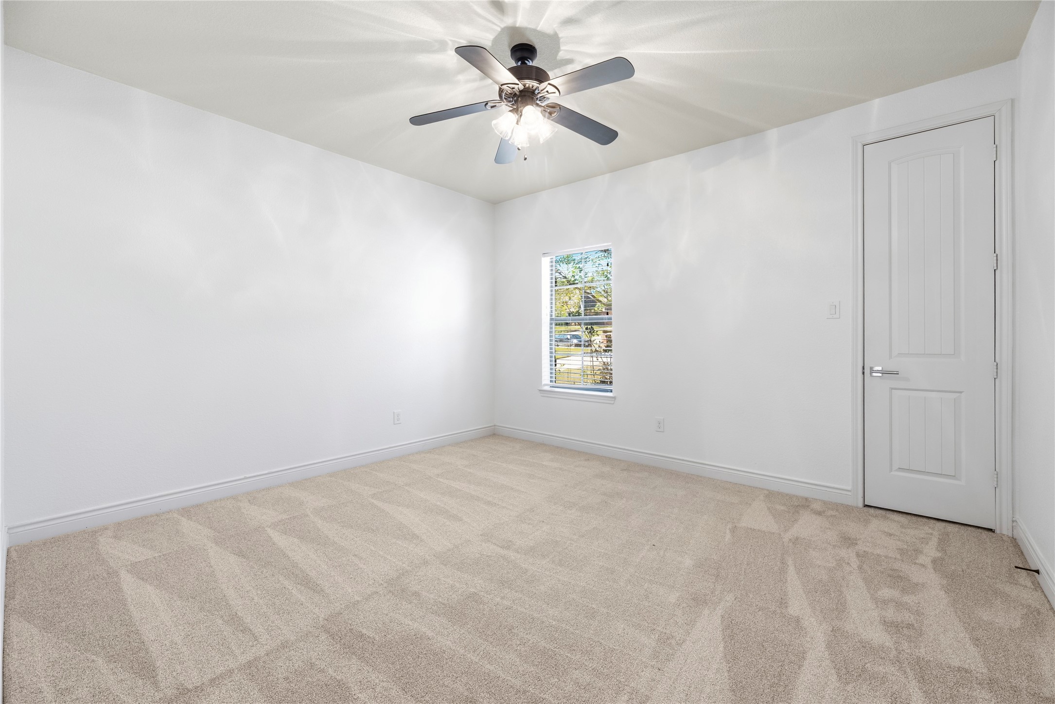 Secondary bedroom.