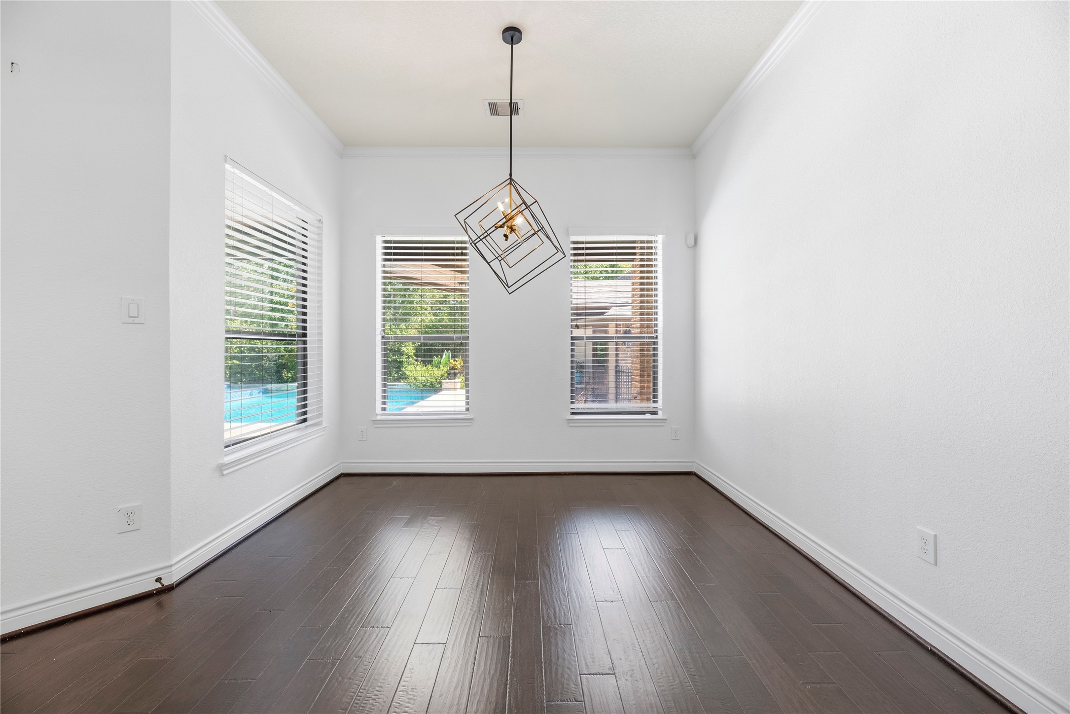 Light and bright dining area.