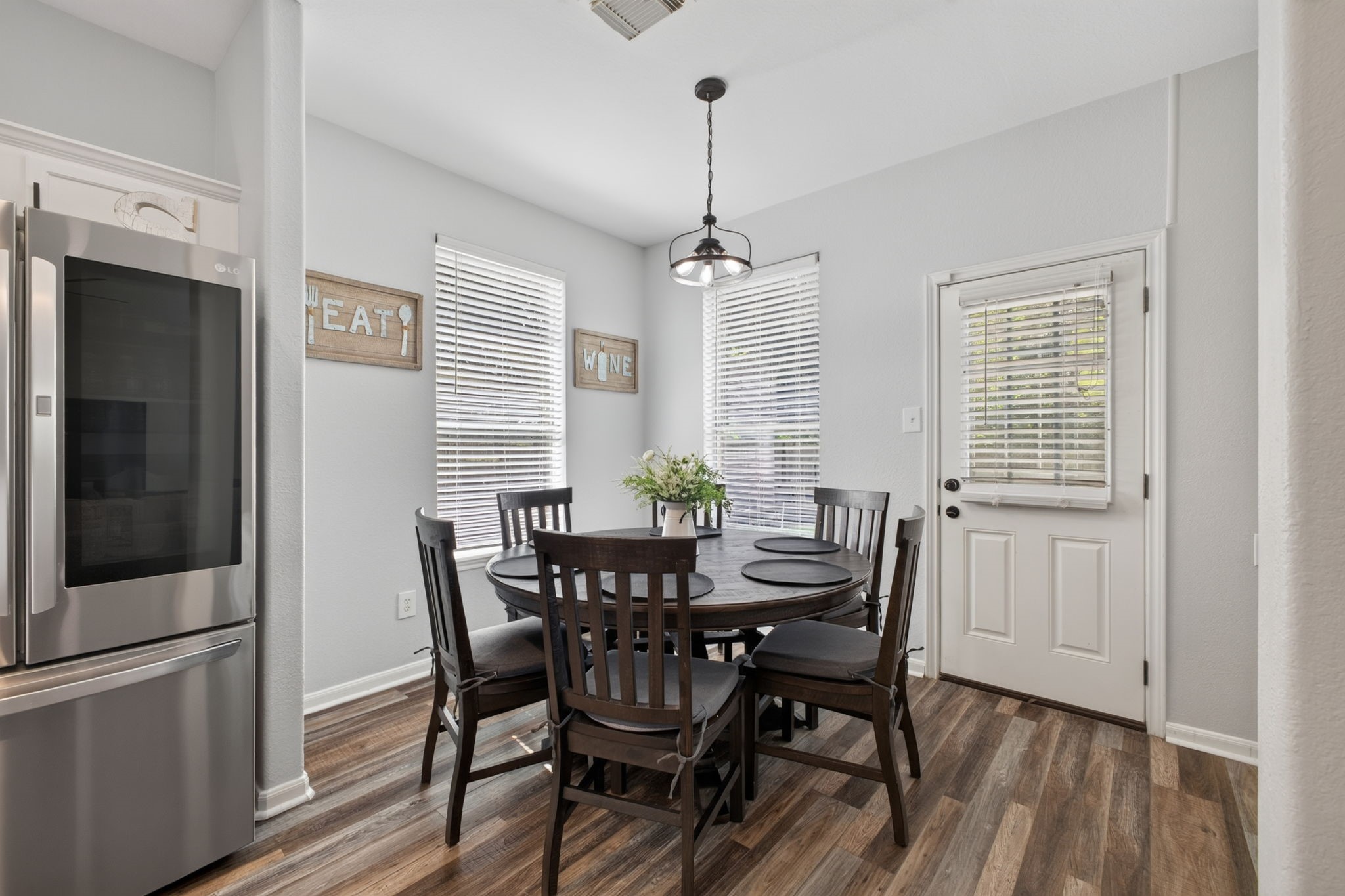 Cozy breakfast room