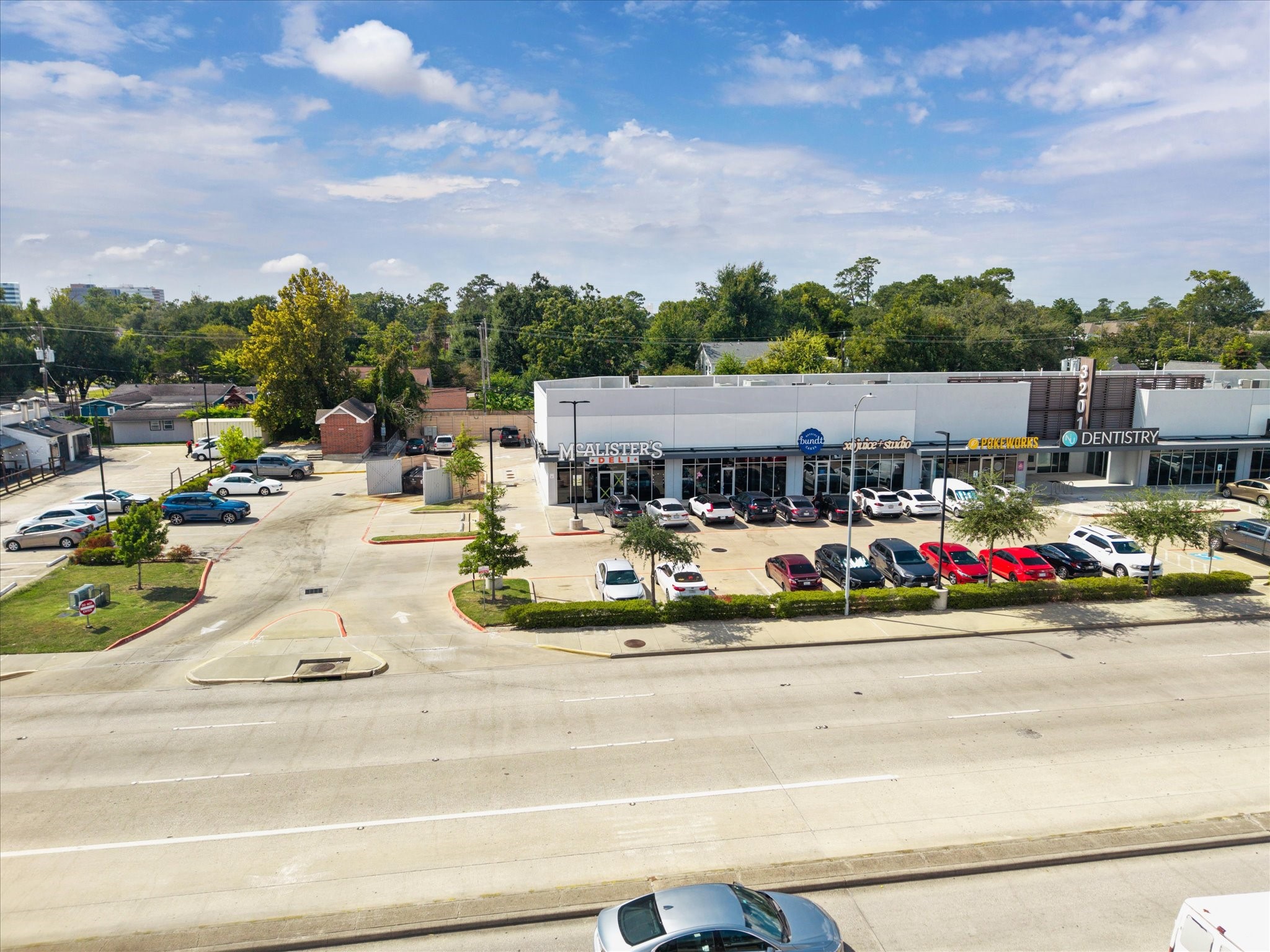 A vibrant commercial hub featuring a variety of dining and retail options, from McAlisters Deli to local
favorites. Wide sidewalks, ample parking, and high visibility attract consistent visitors throughout the day,
creating a lively setting that blends convenience with community energy.