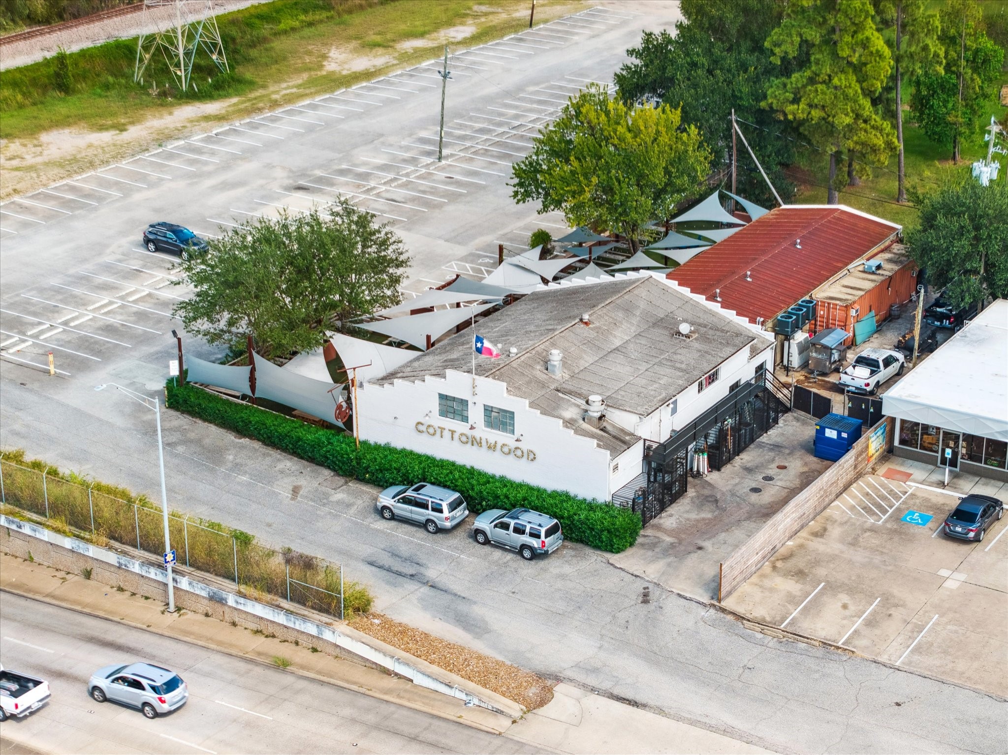 Cottonwood is a popular bar and restaurant located in the heart of Garden Oaks. This vibrant
establishment features a spacious indoor dining area and an expansive outdoor patio shaded by custom sail
canopies and mature tree, perfect for hosting events or enjoying Houston's weather.
