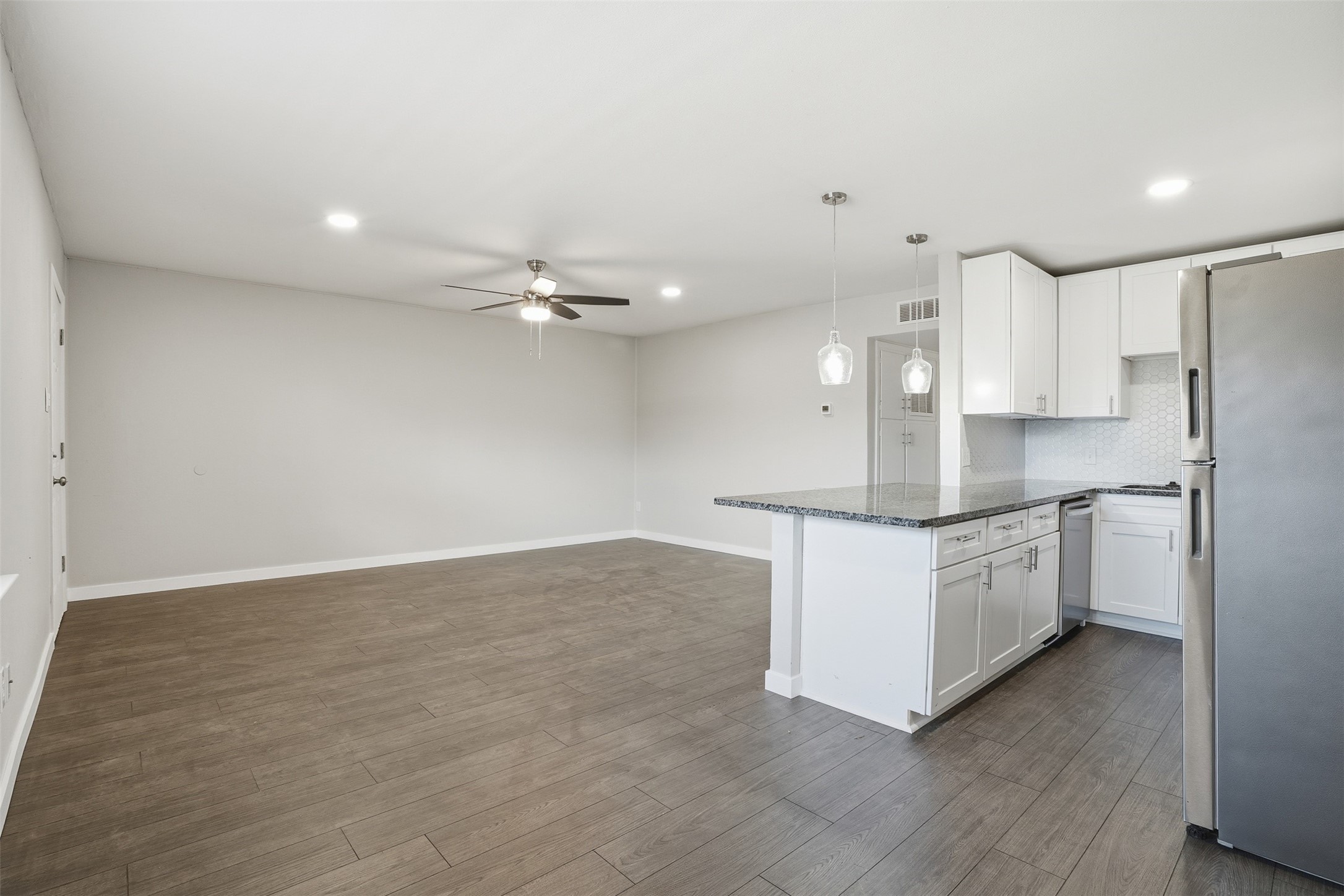 Bright dining area adjacent to the kitchen, perfect for casual meals or entertaining. Bright dining area adjacent to the kitchen, perfect for casual meals or entertaining.
