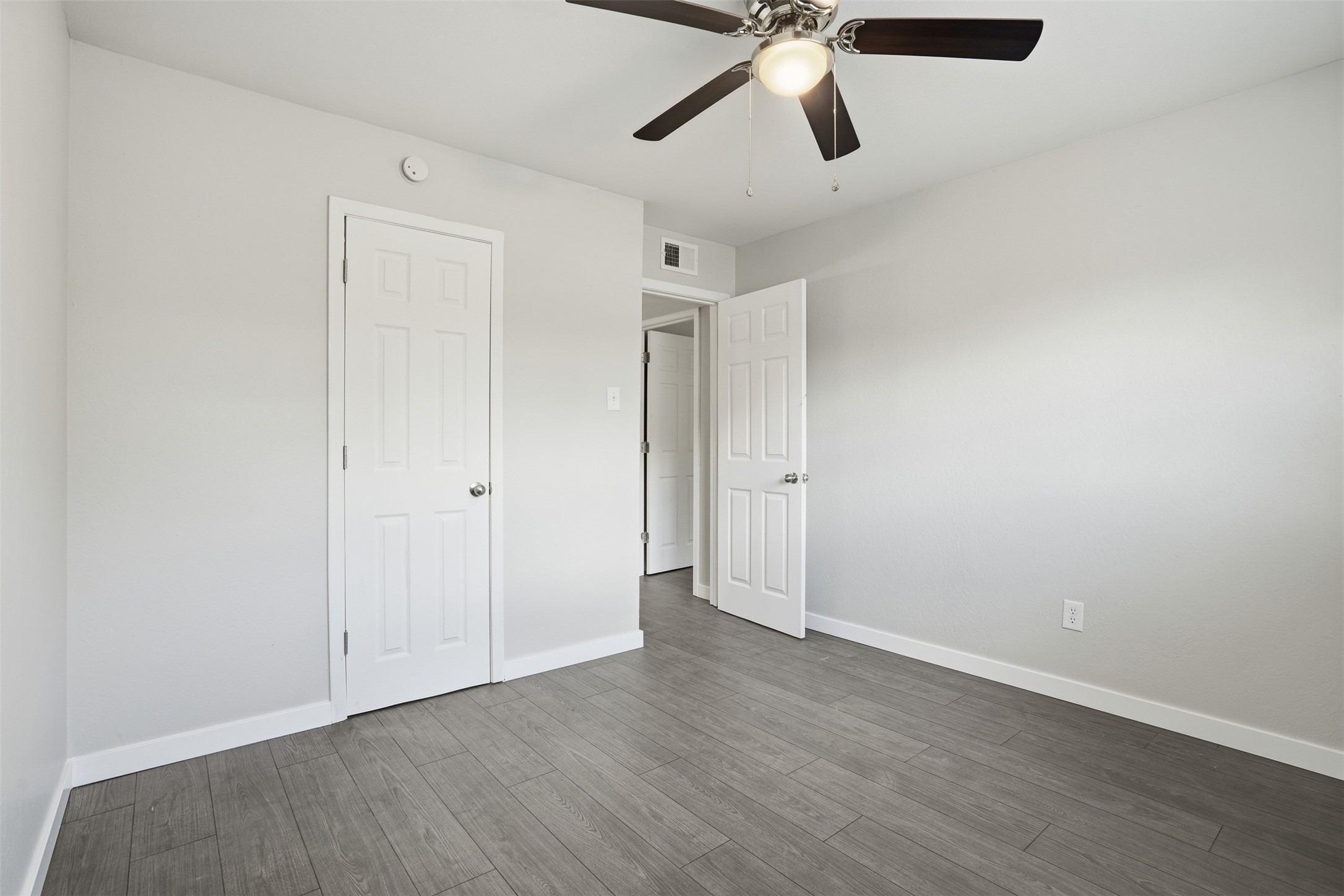Secondary bedroom with ample space for a bed and additional furniture.
