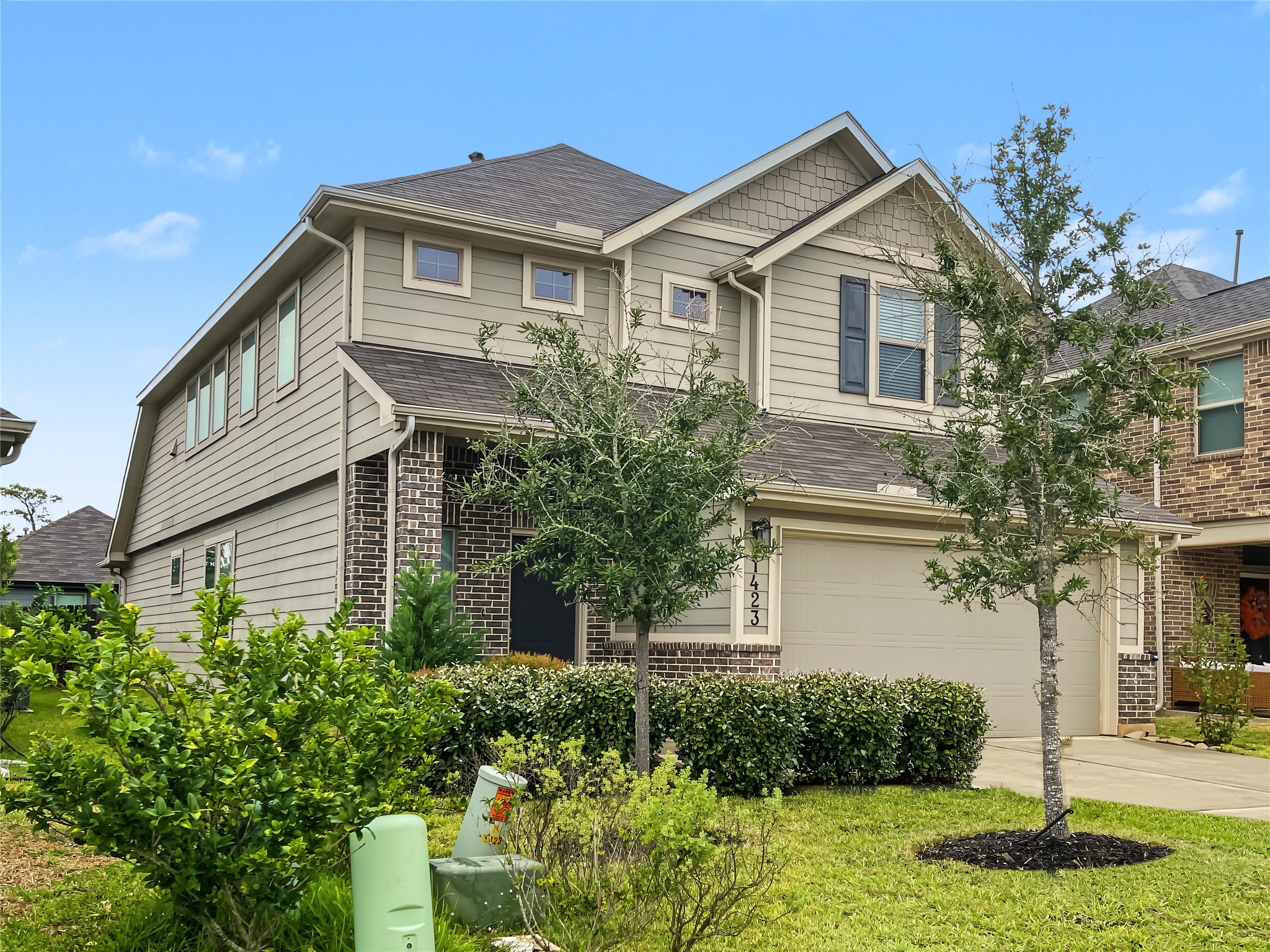 A nice landscaping welcomes you in this great house.