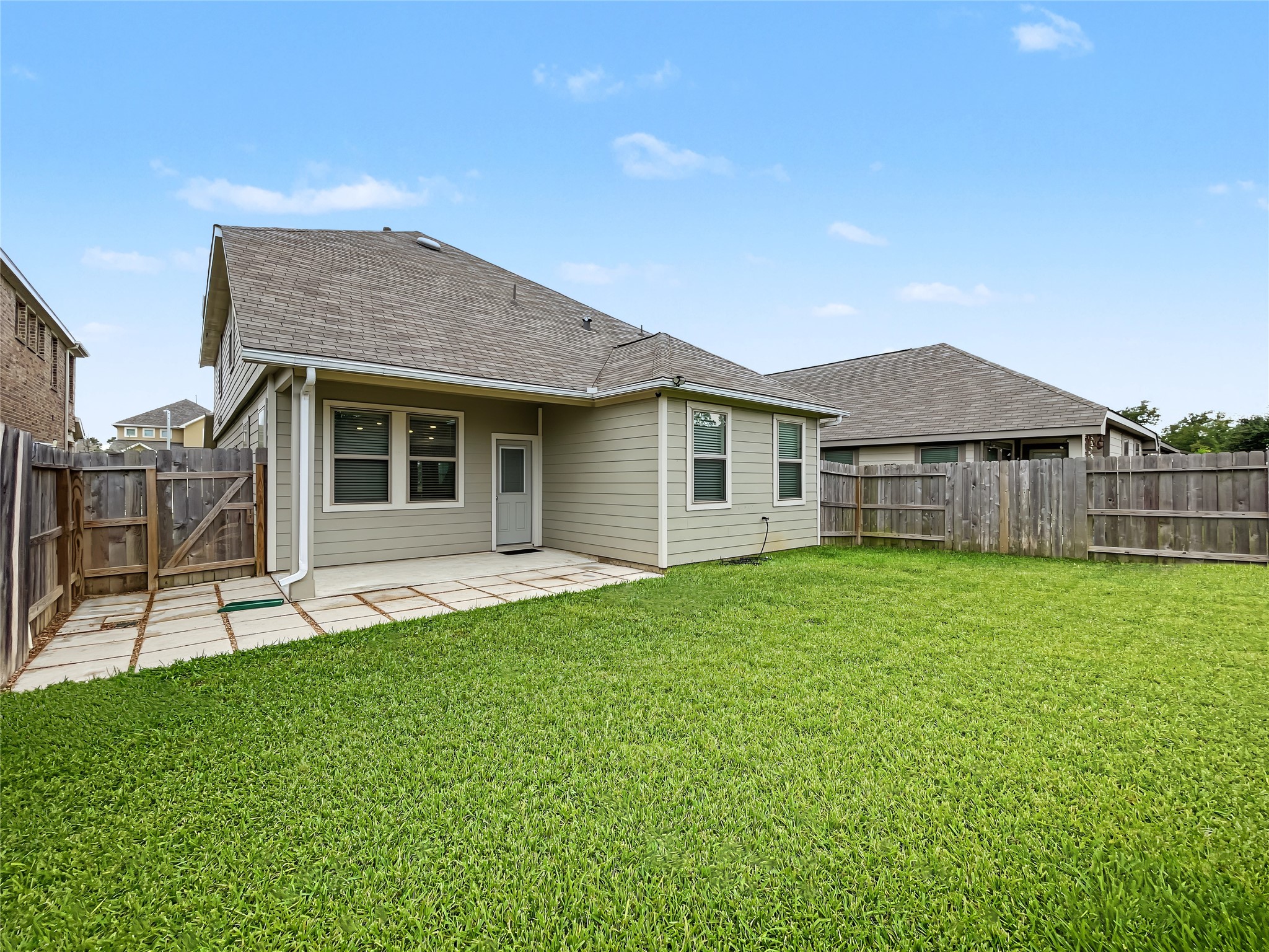 This house offers a huge backyard perfect to enjoy your outdoor activities.