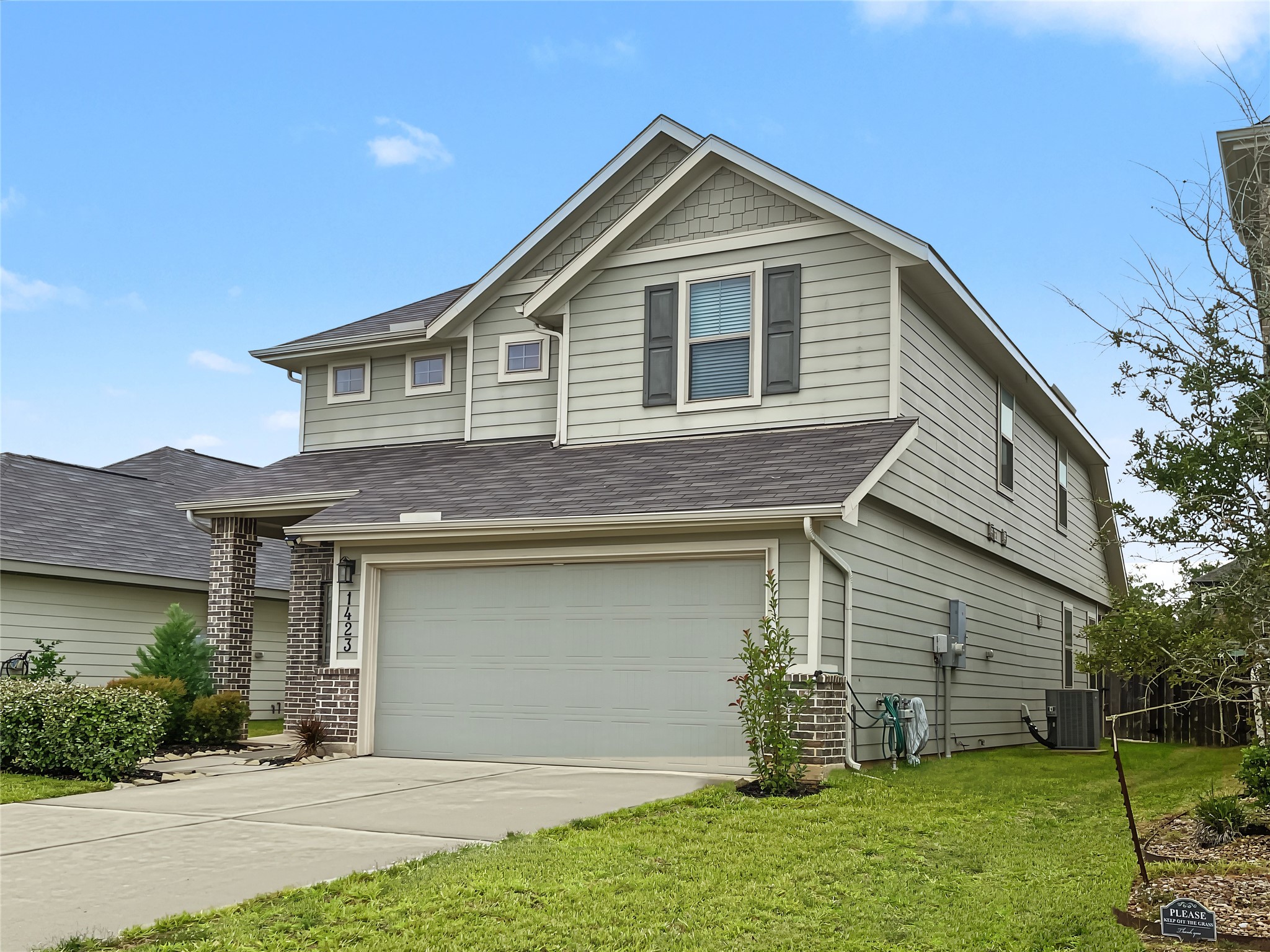 Front elevation of 1423 Cecilia Vines.