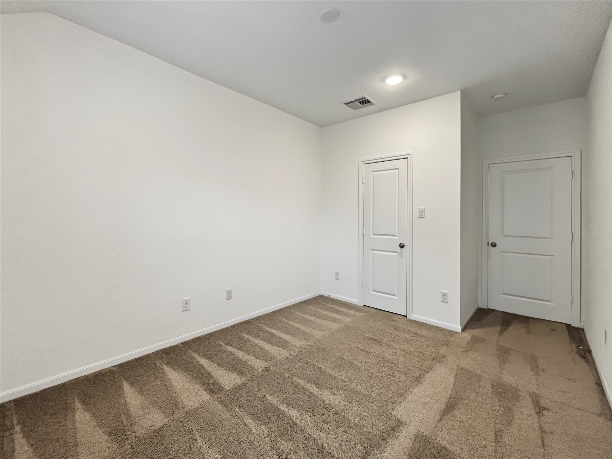 Secondary bedroom.
