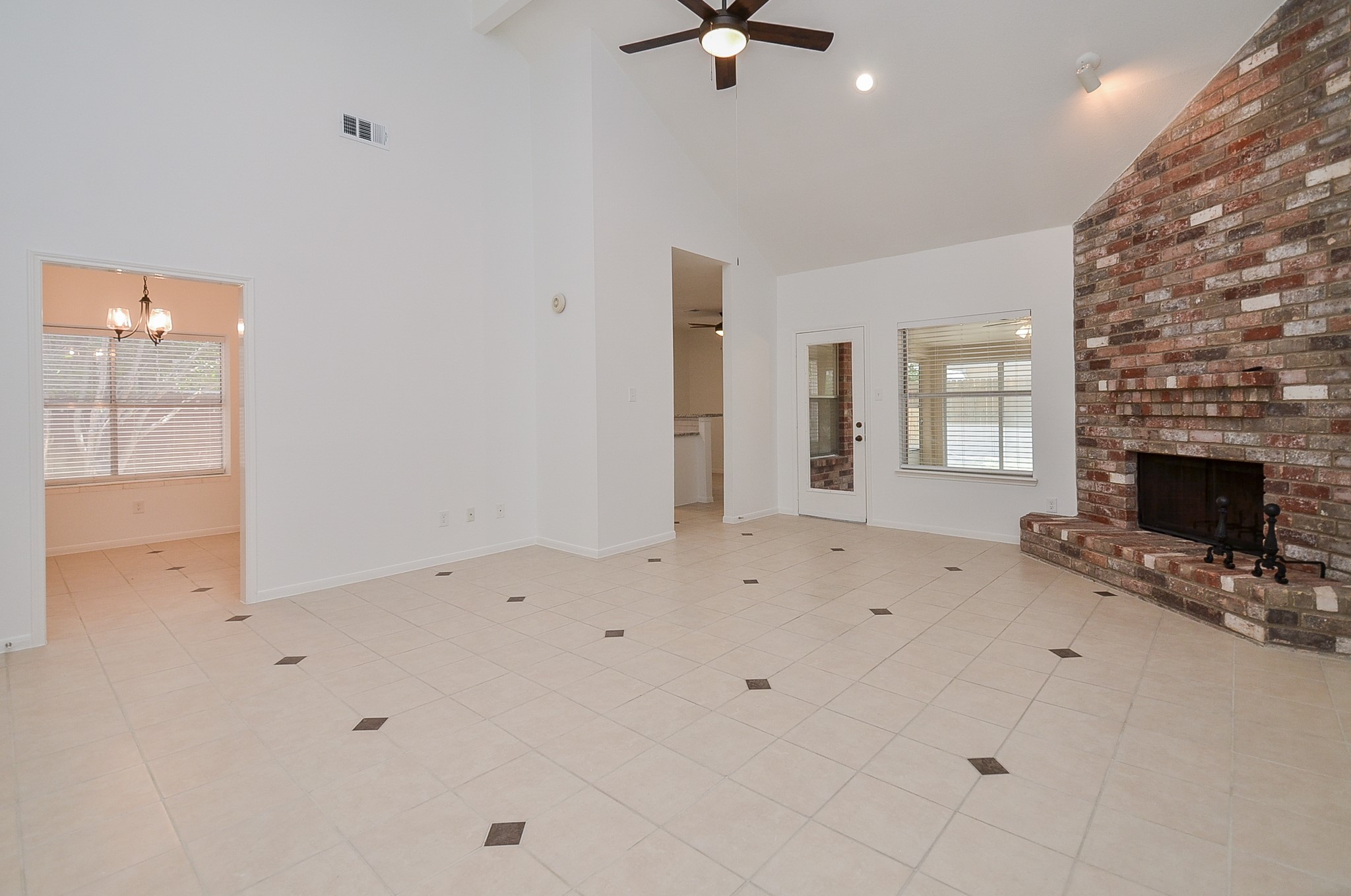 Great sized family room with great fireplace! Great sized family room with great fireplace!