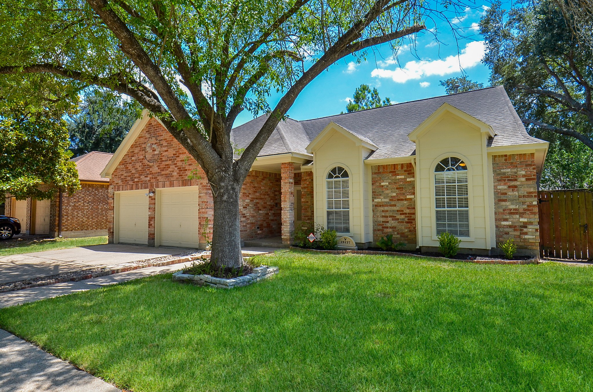 Beautiful curb appeal. Beautiful curb appeal.