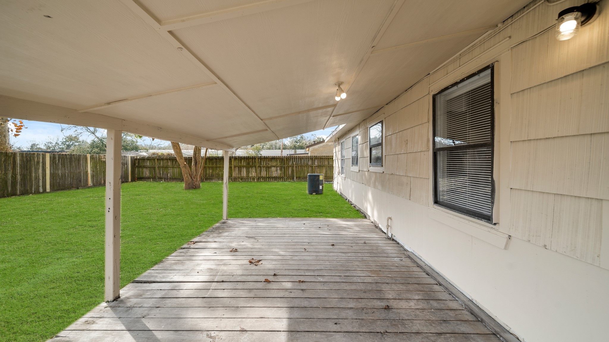 6809 W Bayou Drive W, Hitchcock, TX 77563