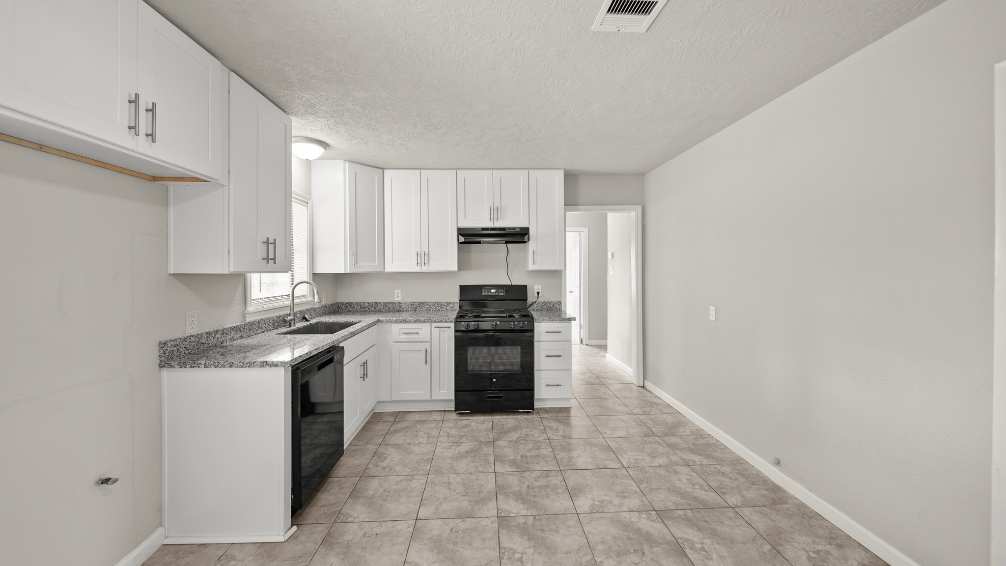 6809 W Bayou Drive W, Hitchcock, TX 77563