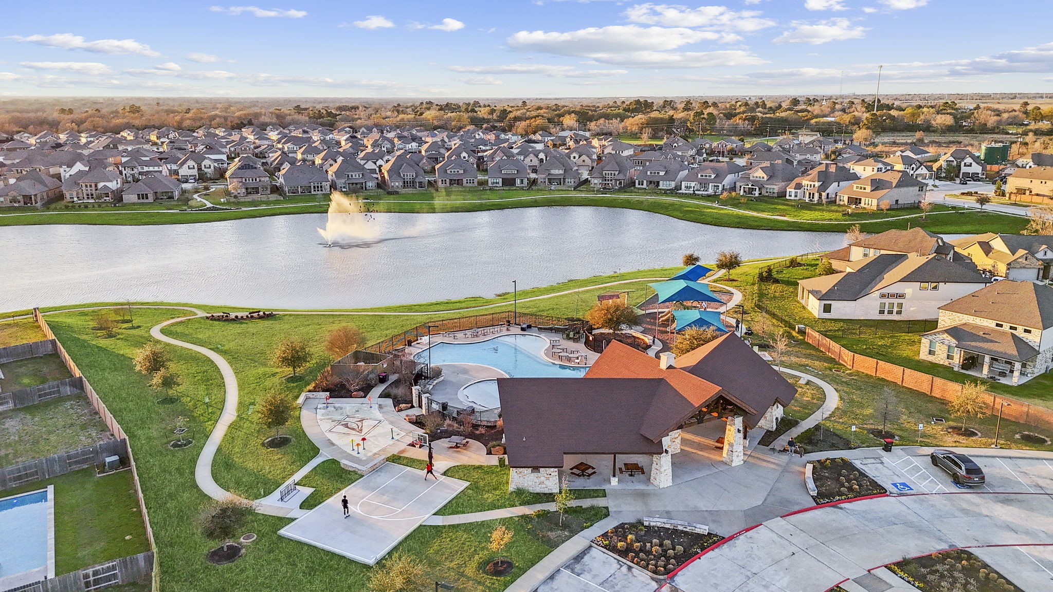Community Amenities include a Clubhouse, Pavilion with a Fire Pit & a Splash Pad