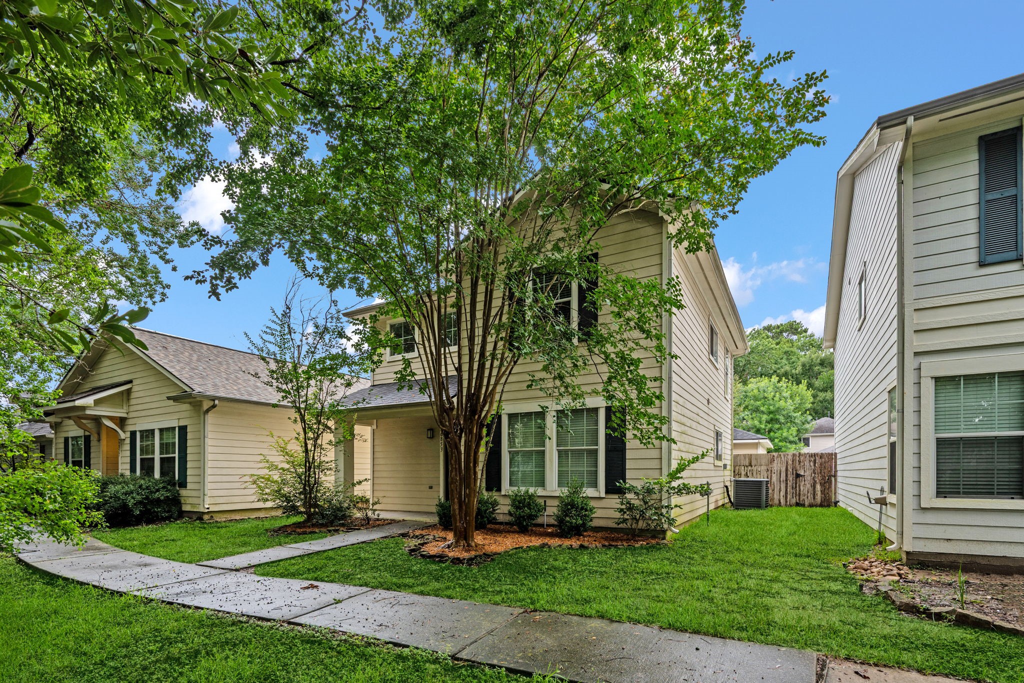 Welcome to your new home in Kings Park Manor!
