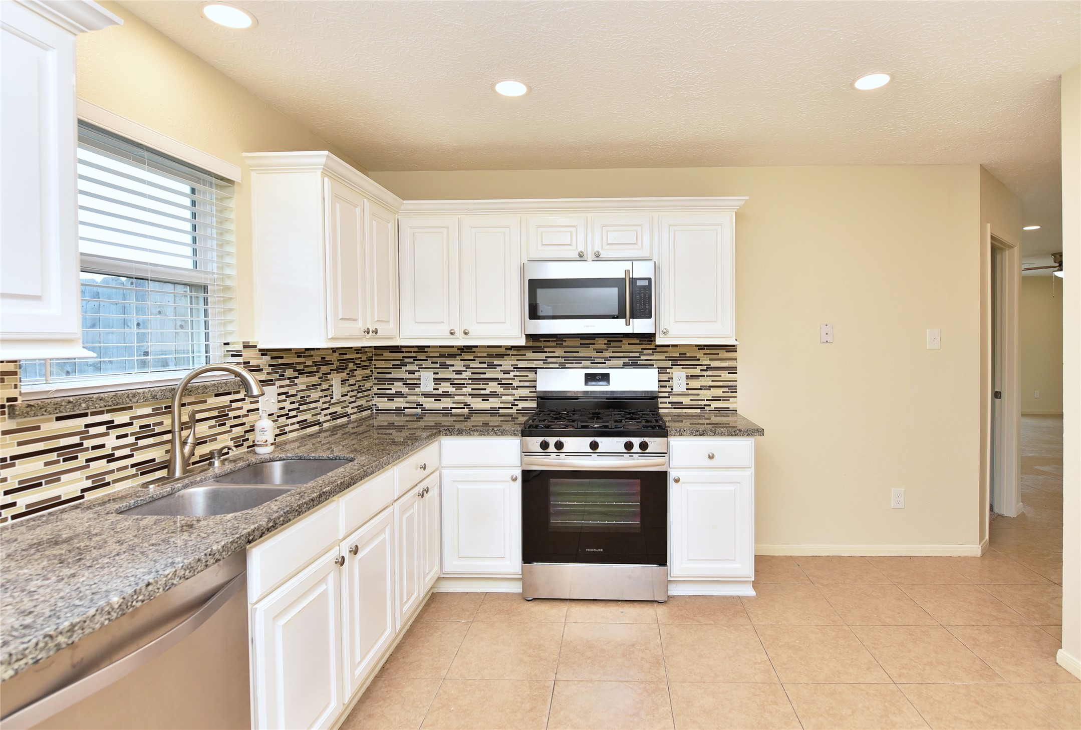 Spacious kitchen super clean