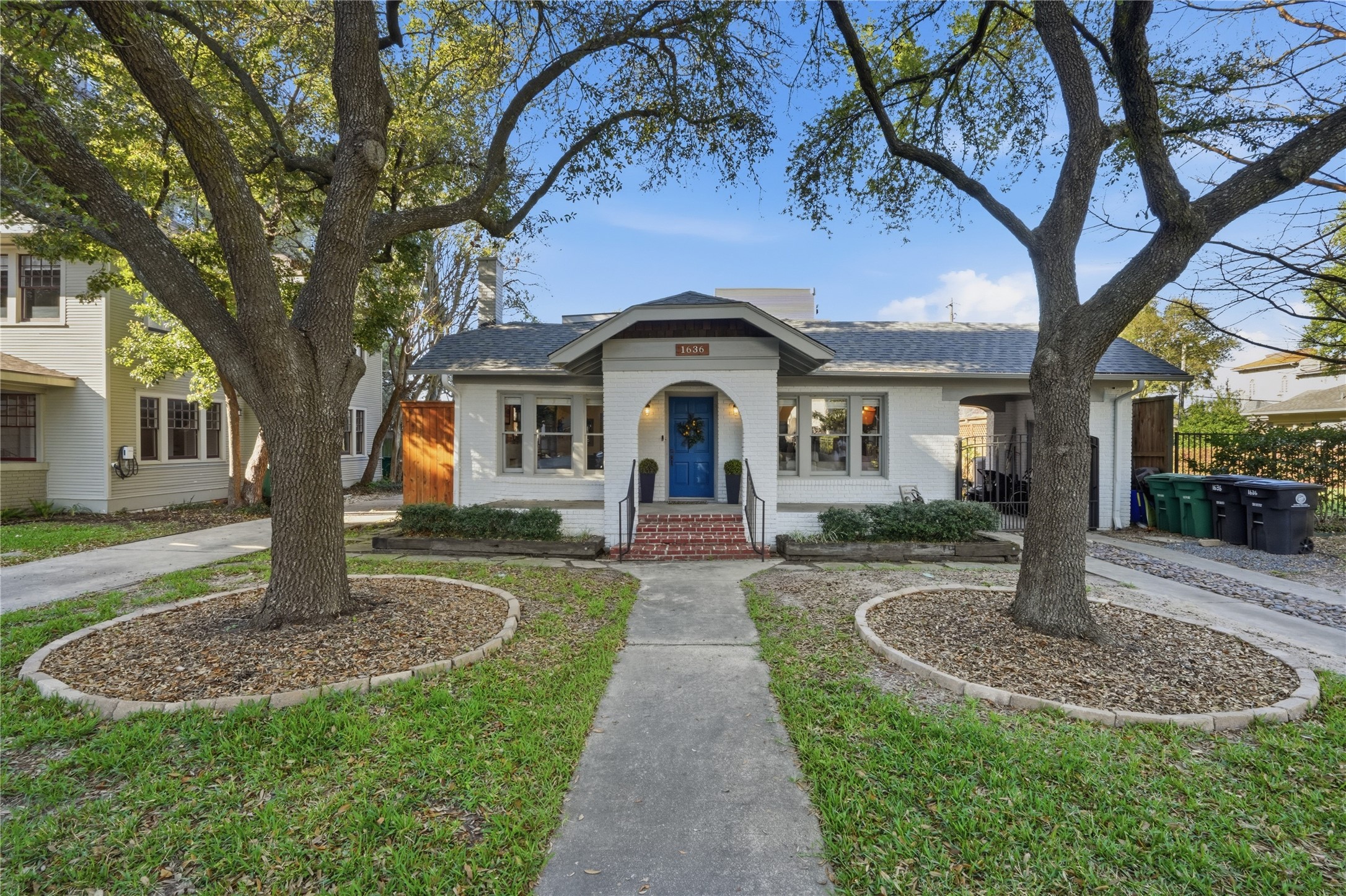 This charming home is located in Montrose with walkable access to Houston's best dining. This charming home is located in Montrose with walkable access to Houston's best dining.