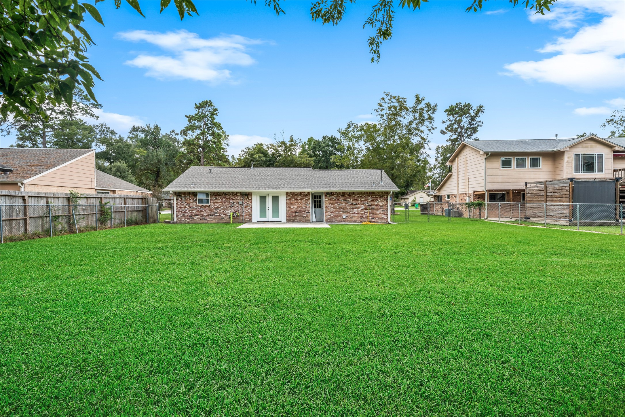 Look at that yard!! So much room for endless possibilities!