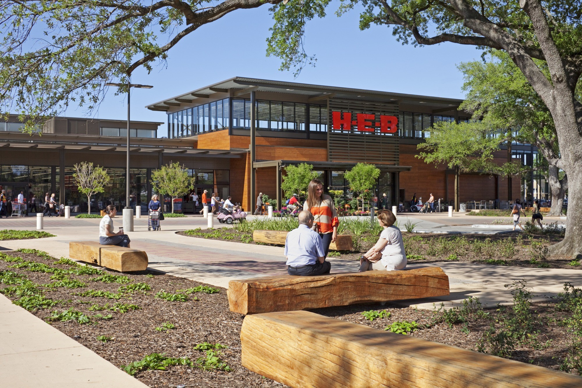 Montrose Market H-E-B provides convenient grocery shopping and everyday essentials near Yoakum Enclave.