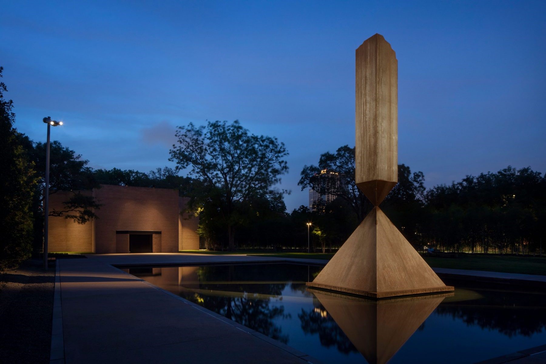 Rothko Chapel, one of Montroses most iconic landmarks, is nearby for quiet reflection and cultural enrichment.