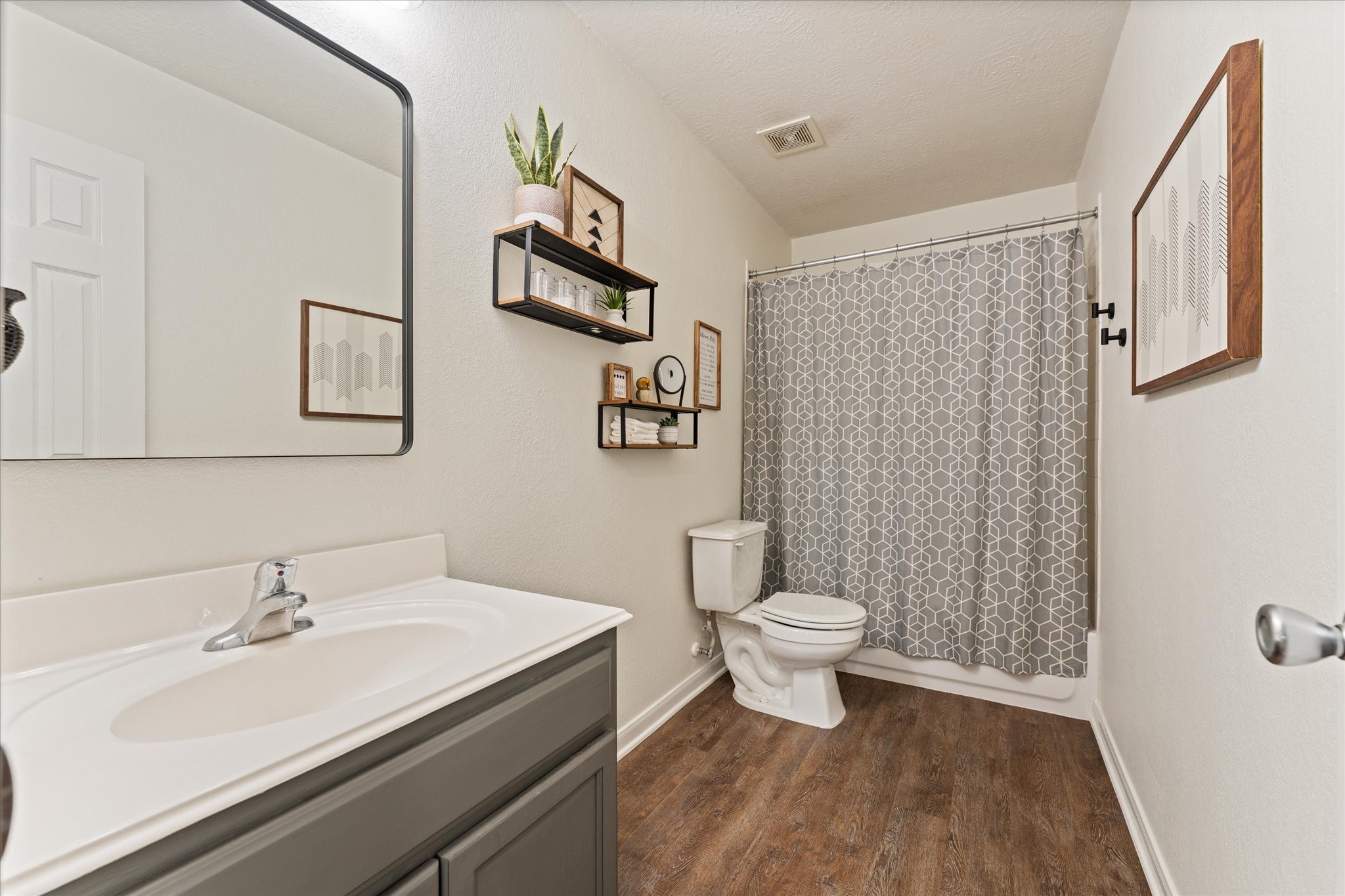 Full bath with tub/shower combo