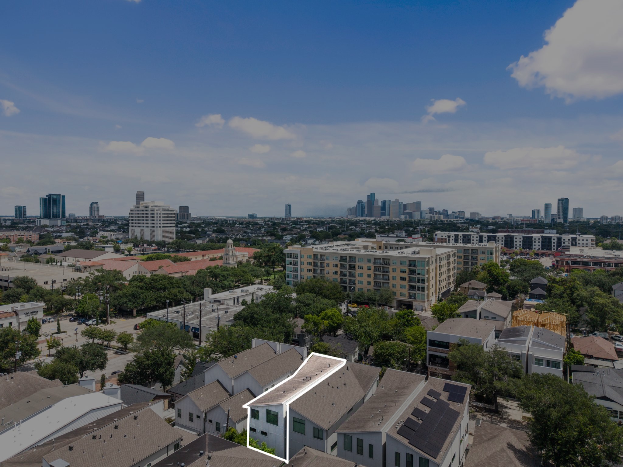 Aerial view highlighting the homes exceptional Inner Loop location and convenient proximity to the Downtown Houston skyline.