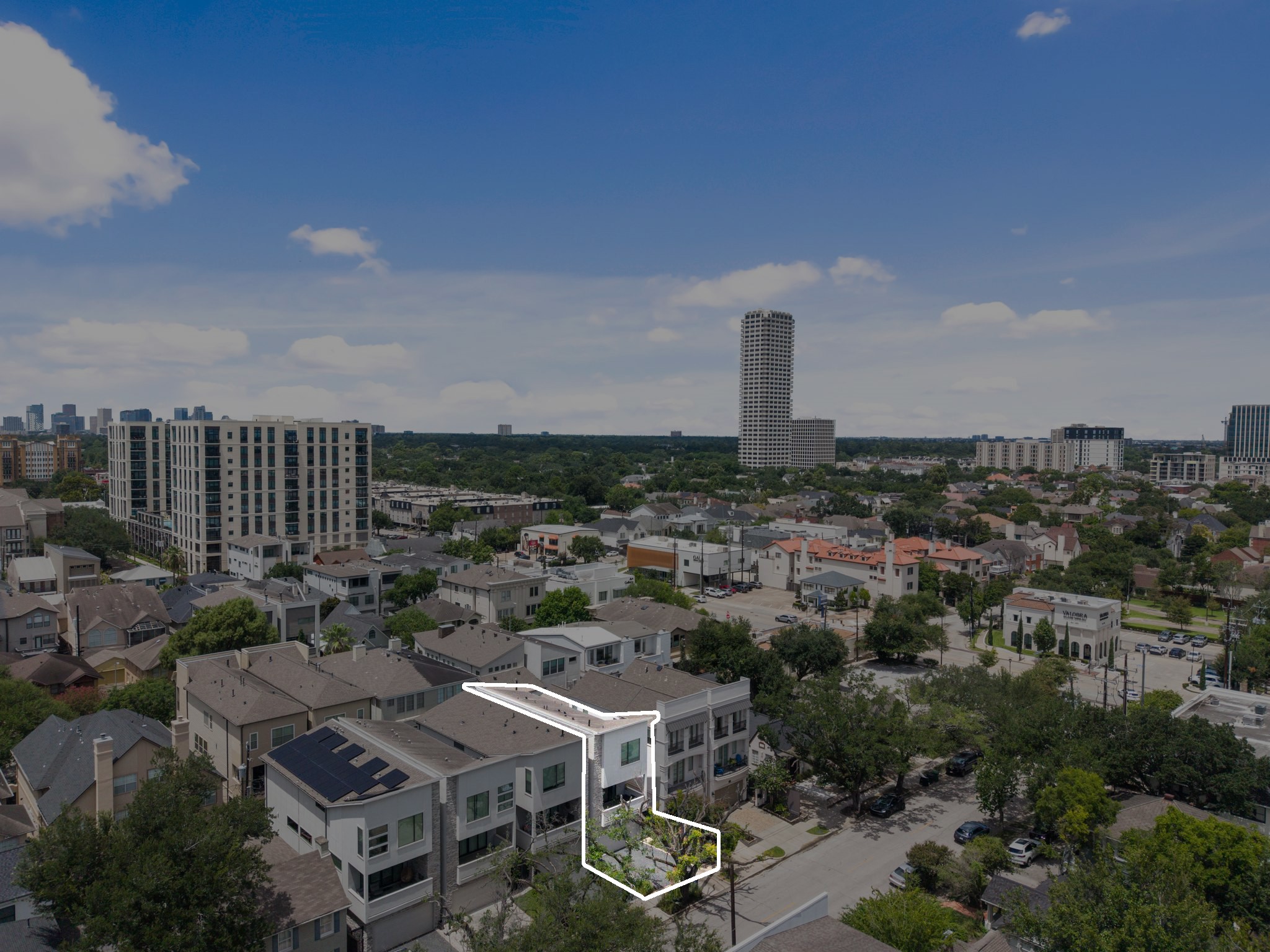 Northwest aerial view highlights the homes exceptional Inner Loop location and close proximity to River Oaks, placing some of Houstons most desirable neighborhoods, dining, and shopping within easy reach.
