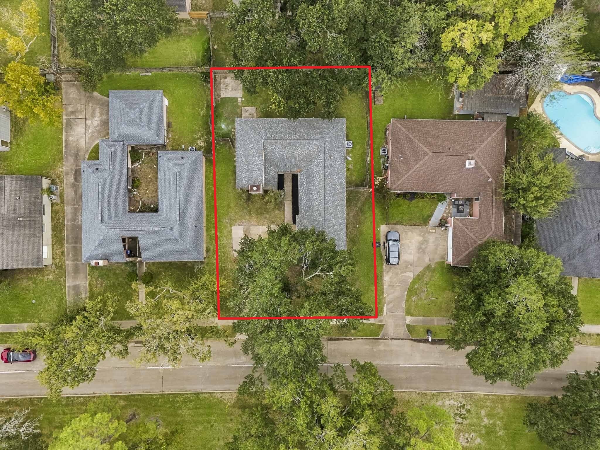Viewed from above, this residence showcases impressive lot dimensions, excellent neighborhood separation, and lush tree-lined surroundings. The architectural design offers an effortless indoor-outdoor flow, complemented by an expansive front approach and an enclosed rear lawn.