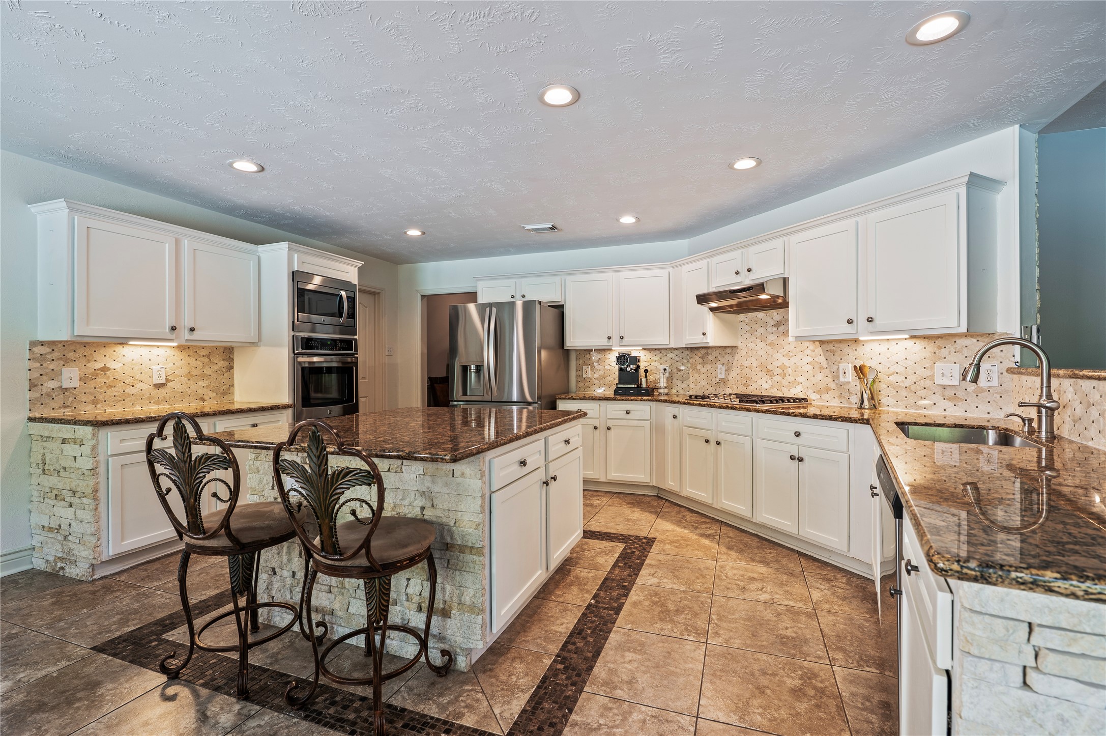 505 Twin Pines Drive, Friendswood, TX 77546