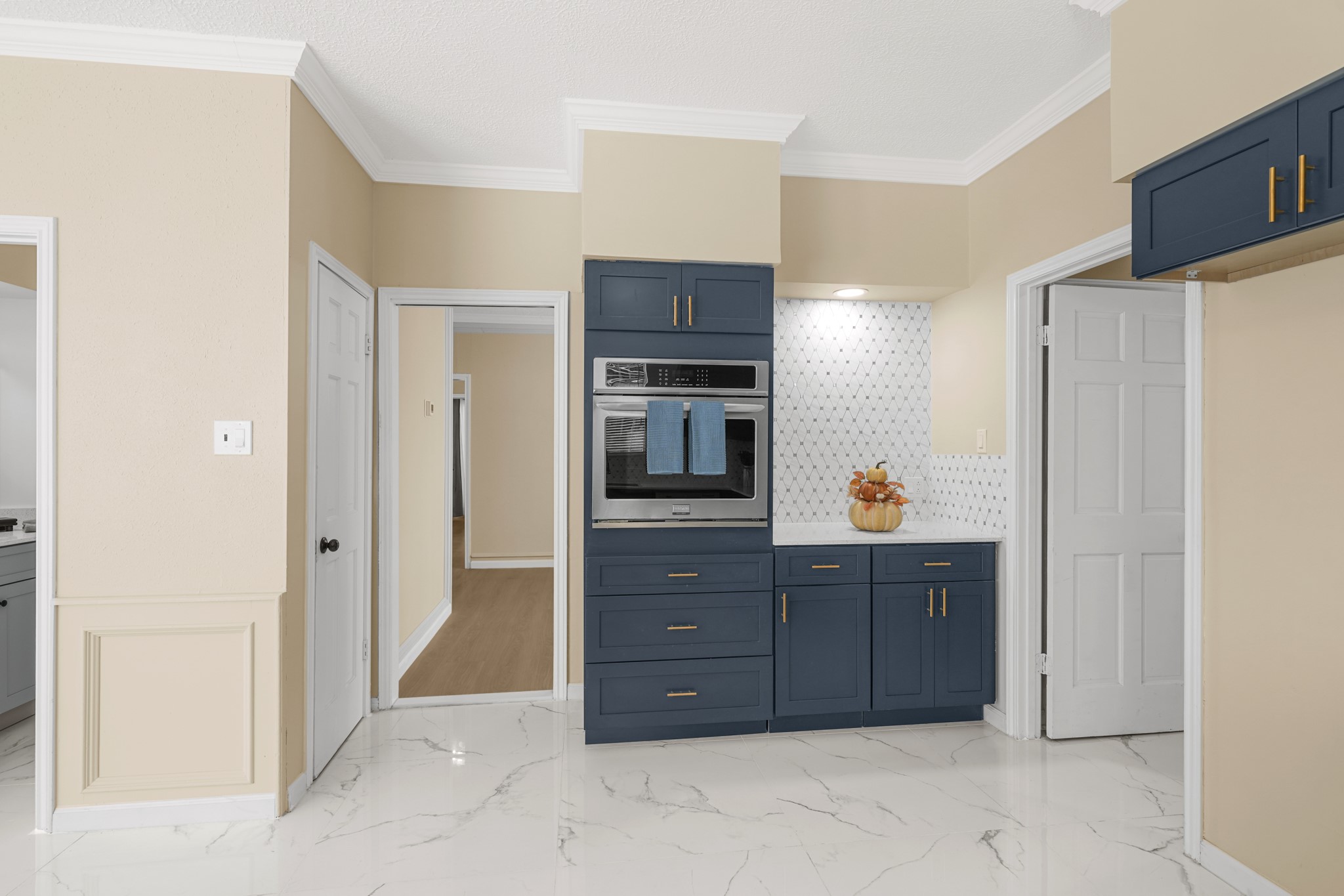 Coffee area, separate build-in oven