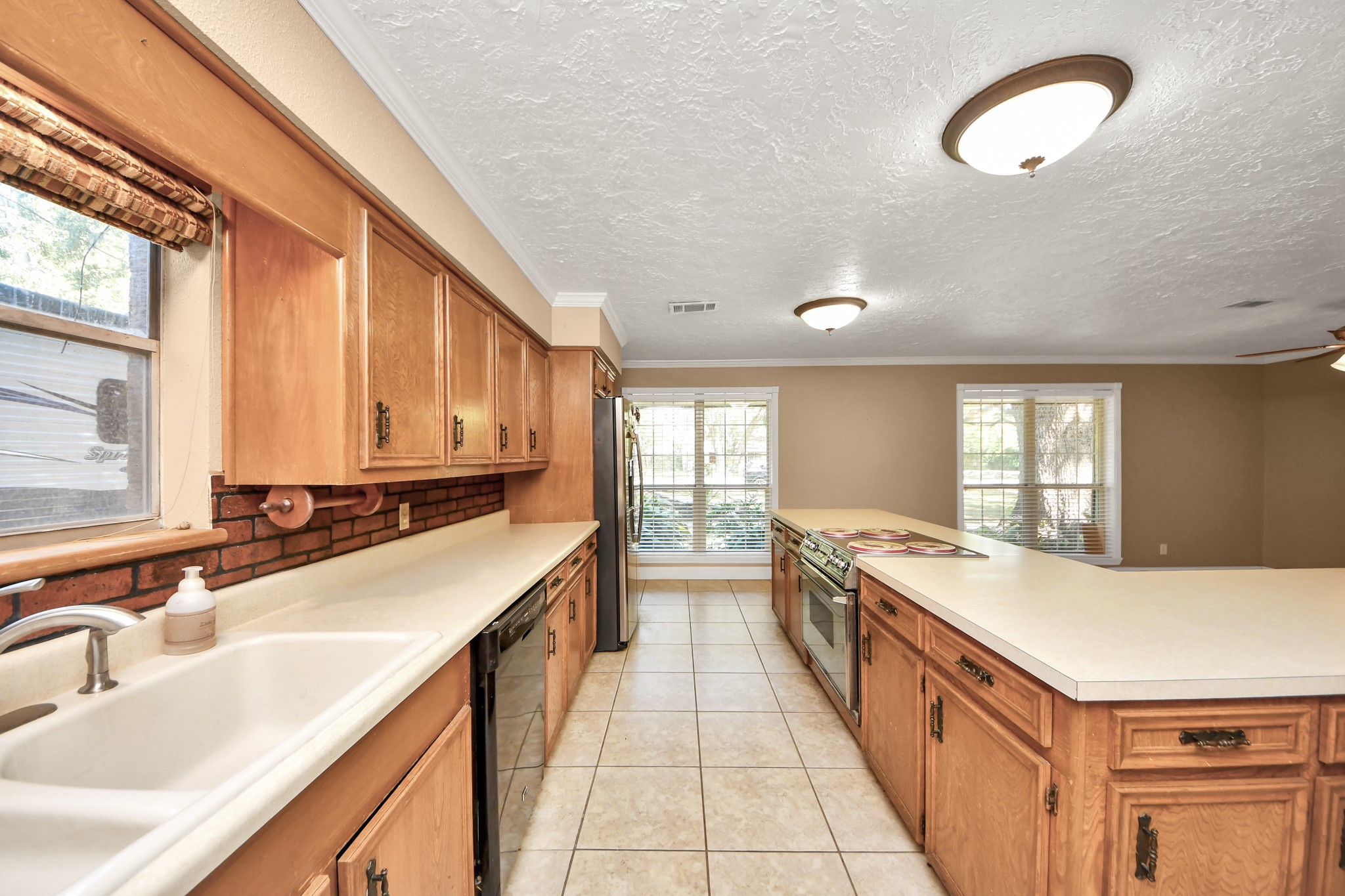 215 Hardy Street, Bacliff, TX 77518